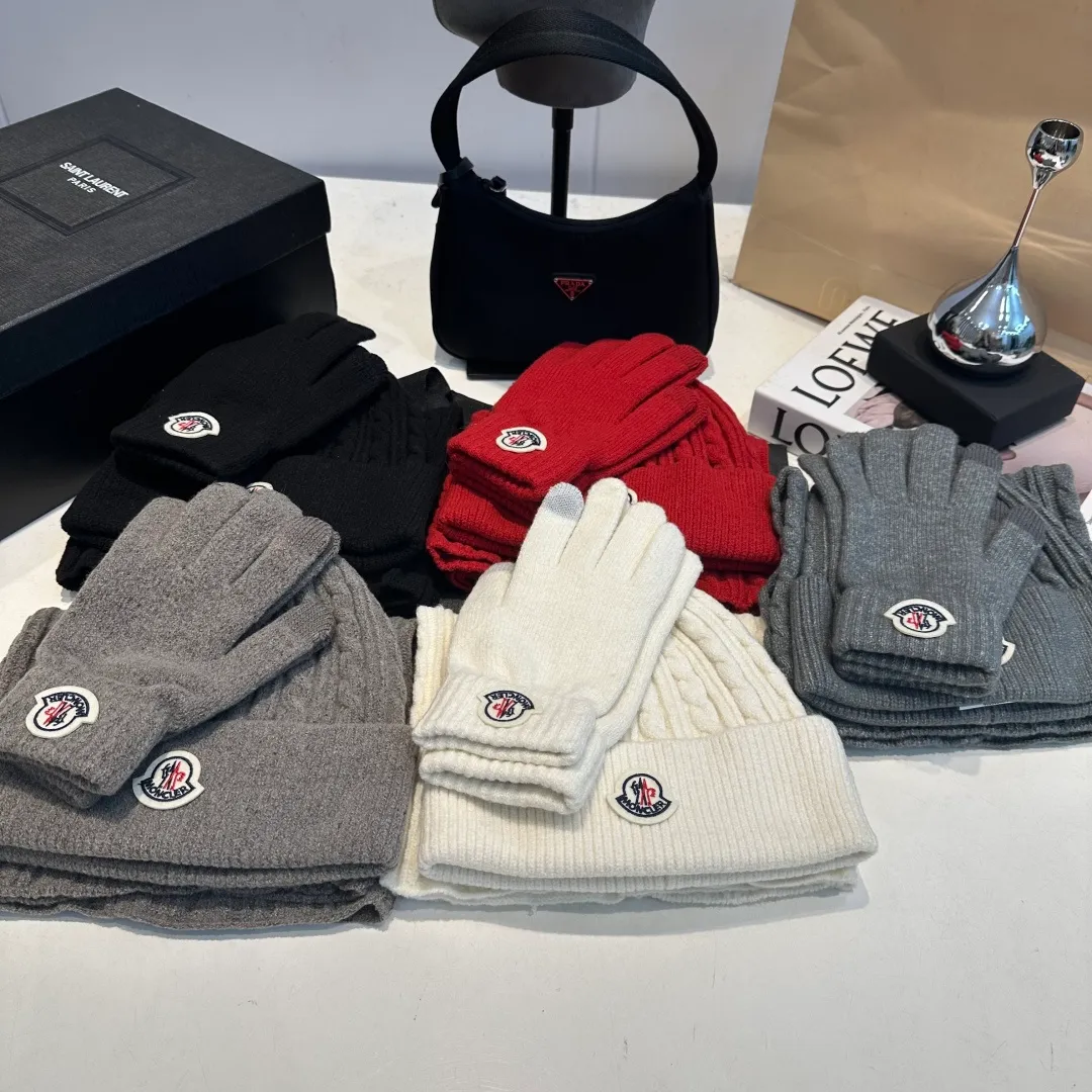 p140 Moncler muzzle suit hat + gloves + scarf autumn and winter style knitted beanie. This must be a minimalist favorite. It is clean, neat, fashionable and versatile, and will never be picky about your face shape! A fashionable classic that lasts forever! Both men and women are welcome