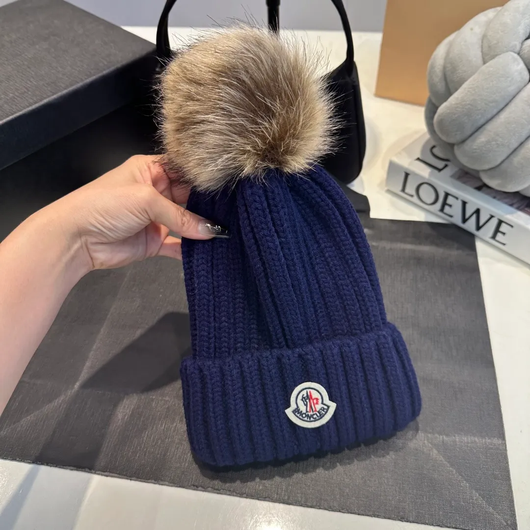 P50 high version Moncler Moncler 💥 Official website classic knitted hat, replica of the original. Very soft and skin-friendly, very elastic 💓 Textured and very versatile style ~ Warm cashmere woolen hat, one size fits all and elastic ~ Unisex, can be worn by any head size. Super quality, highly recommended