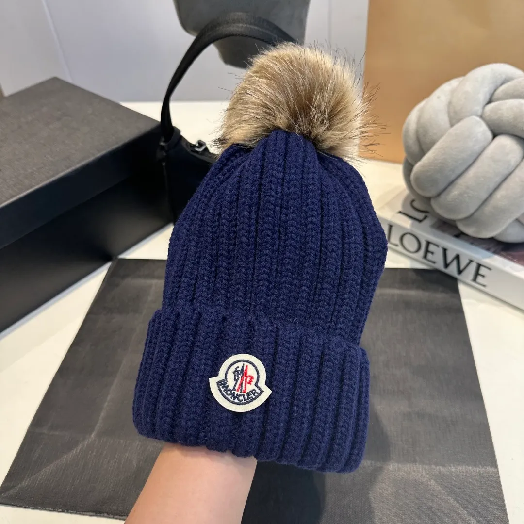 P50 high version Moncler Moncler 💥 Official website classic knitted hat, replica of the original. Very soft and skin-friendly, very elastic 💓 Textured and very versatile style ~ Warm cashmere woolen hat, one size fits all and elastic ~ Unisex, can be worn by any head size. Super quality, highly recommended