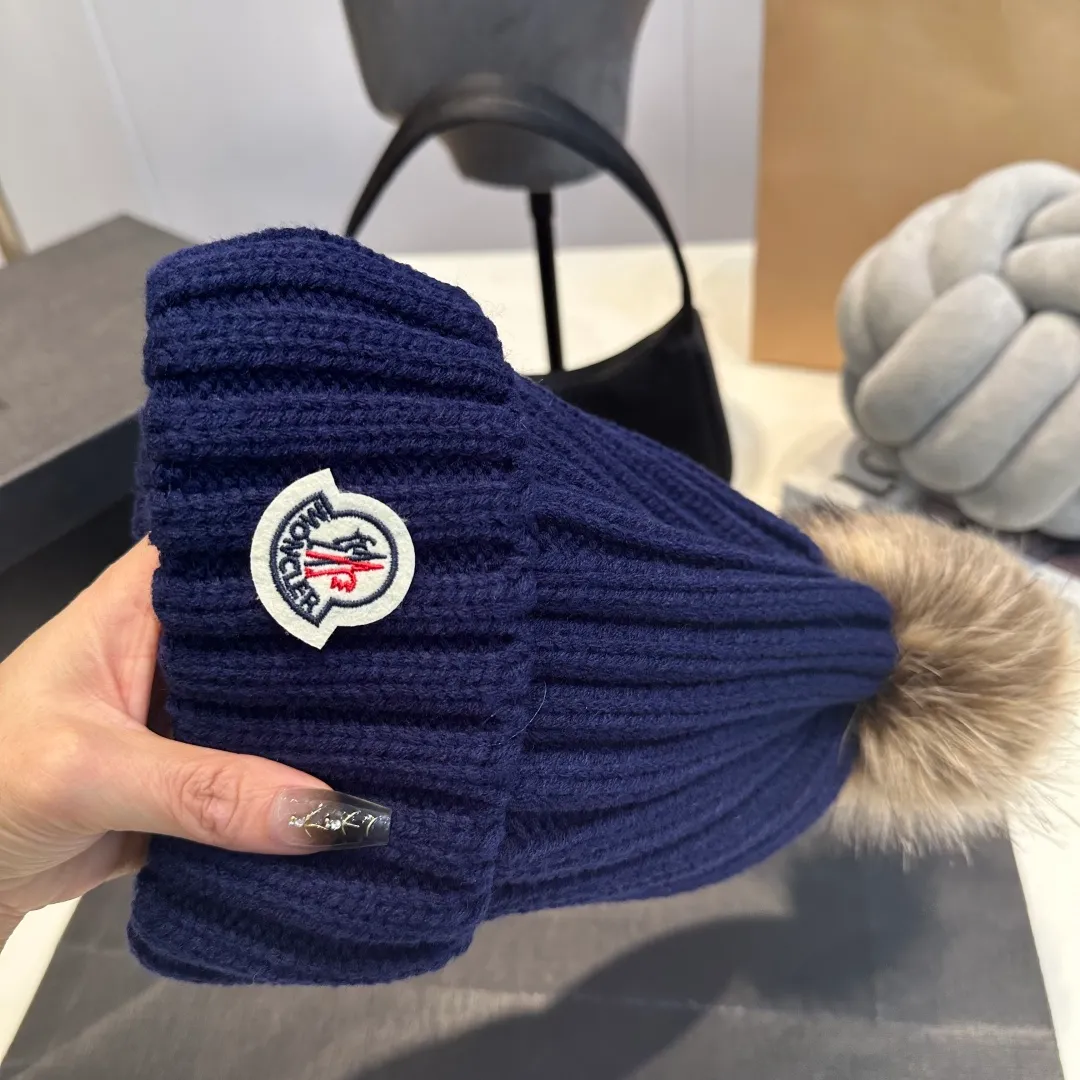 P50 high version Moncler Moncler 💥 Official website classic knitted hat, replica of the original. Very soft and skin-friendly, very elastic 💓 Textured and very versatile style ~ Warm cashmere woolen hat, one size fits all and elastic ~ Unisex, can be worn by any head size. Super quality, highly recommended
