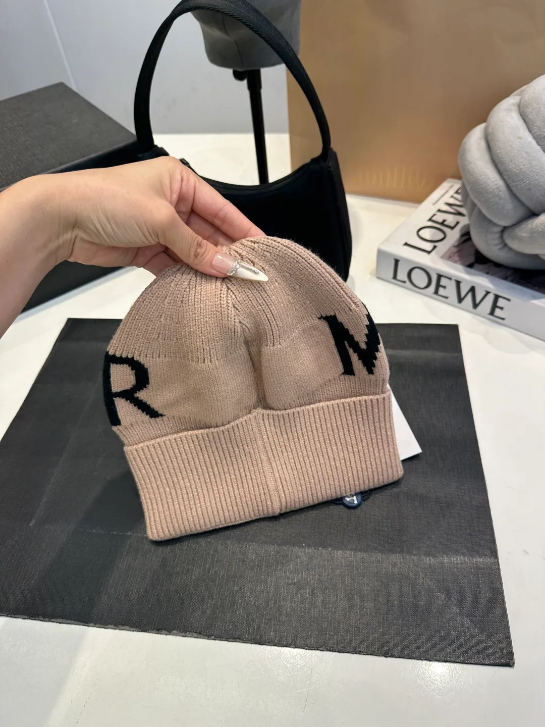 P46 Moncler 💥 Official website classic knitted hat, replica of the original. Very soft and skin-friendly, very elastic 💓 Textured and very versatile style ~ Warm cashmere woolen hat, one size fits all and elastic ~ Unisex, can be worn by any head size. Super quality, highly recommended