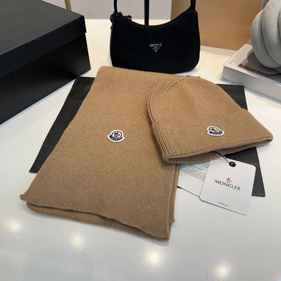 P160 Moncler muzzle suit autumn and winter style cuffed wool knitted beanie High quality customization! This must be my favorite of minimalism. It is clean, neat, fashionable and versatile, and will definitely not be picky about your face shape! A fashionable classic that lasts forever! Both men and women are welcome!