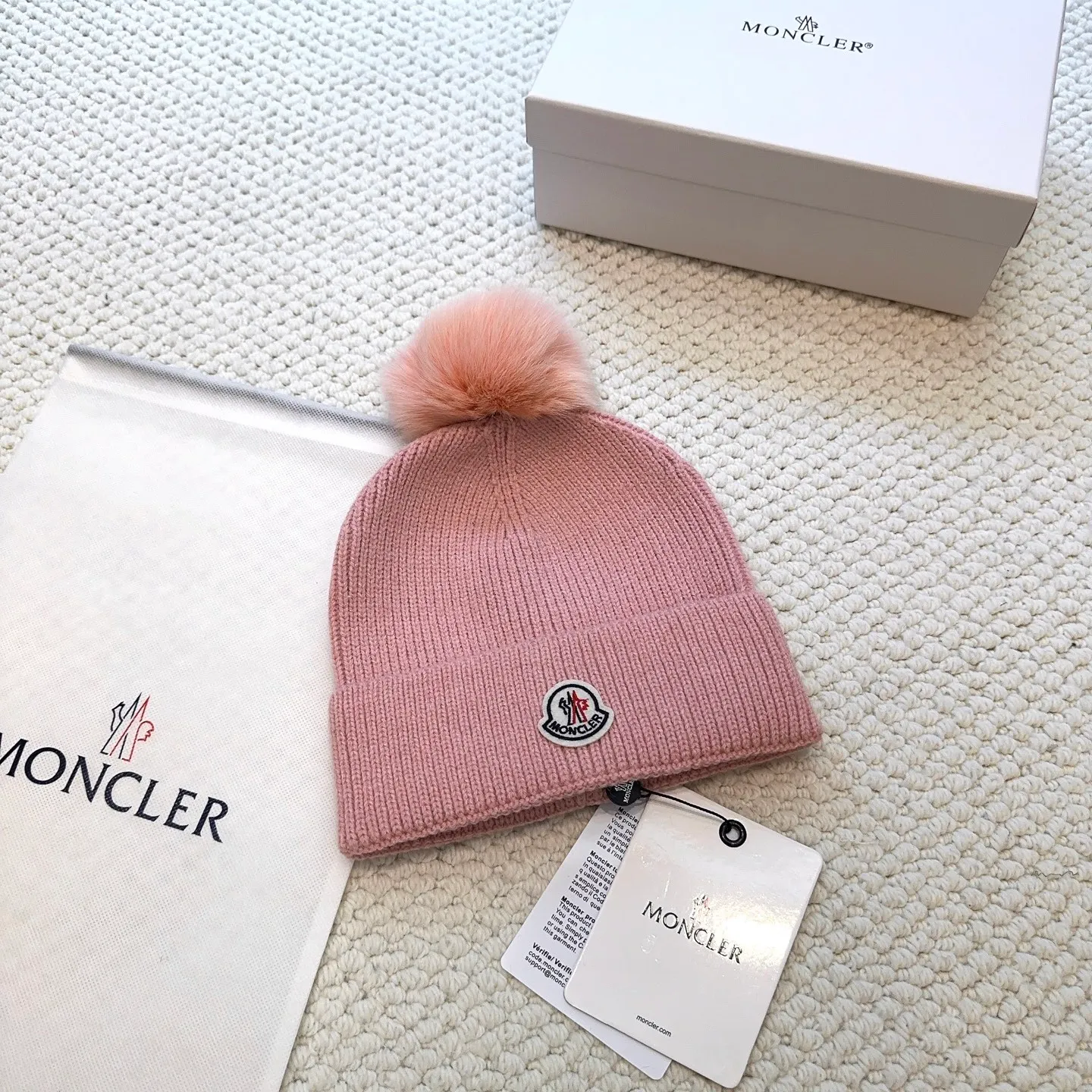 P100 with dust bag, high version Moncler Moncler 💥Official website classic knitted hat, replica of the original. Very soft and skin-friendly, very elastic 💓 Textured and very versatile style ~ Warm cashmere woolen hat, one size fits all and elastic ~ Unisex, can be worn by any head size. Super quality, highly recommended