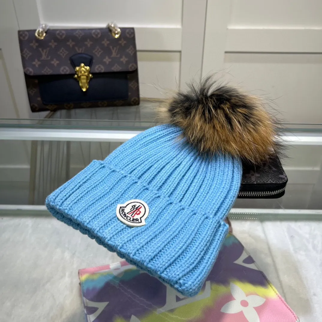 P70 comes with dust-proof bag. Mouth-mounted MONCLER 〈Suitable for adults, children, children and teenagers, great elasticity,〉 Comes with wool ball knitting! The latest wool knitted hat from the official website, a replica of the original one from the official website. Very soft and skin-friendly, with good elasticity! Textured and very versatile style~ Warm woolen hat, one size fits all and elastic~ Unisex, can be worn by any head size. Really recommended