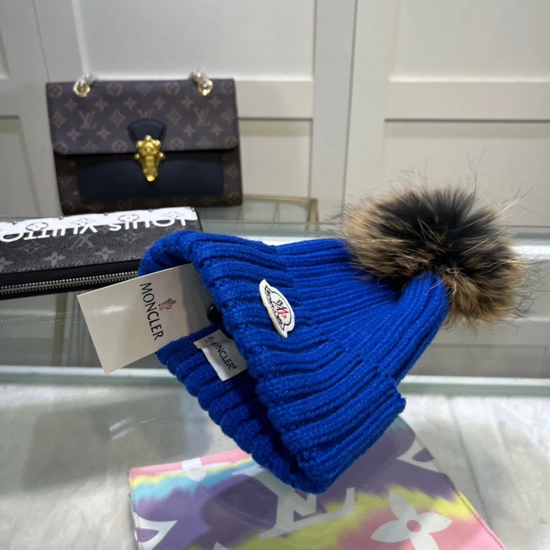 P70 comes with dust-proof bag. Mouth-mounted MONCLER 〈Suitable for adults, children, children and teenagers, great elasticity,〉 Comes with wool ball knitting! The latest wool knitted hat from the official website, a replica of the original one from the official website. Very soft and skin-friendly, with good elasticity! Textured and very versatile style~ Warm woolen hat, one size fits all and elastic~ Unisex, can be worn by any head size. Really recommended