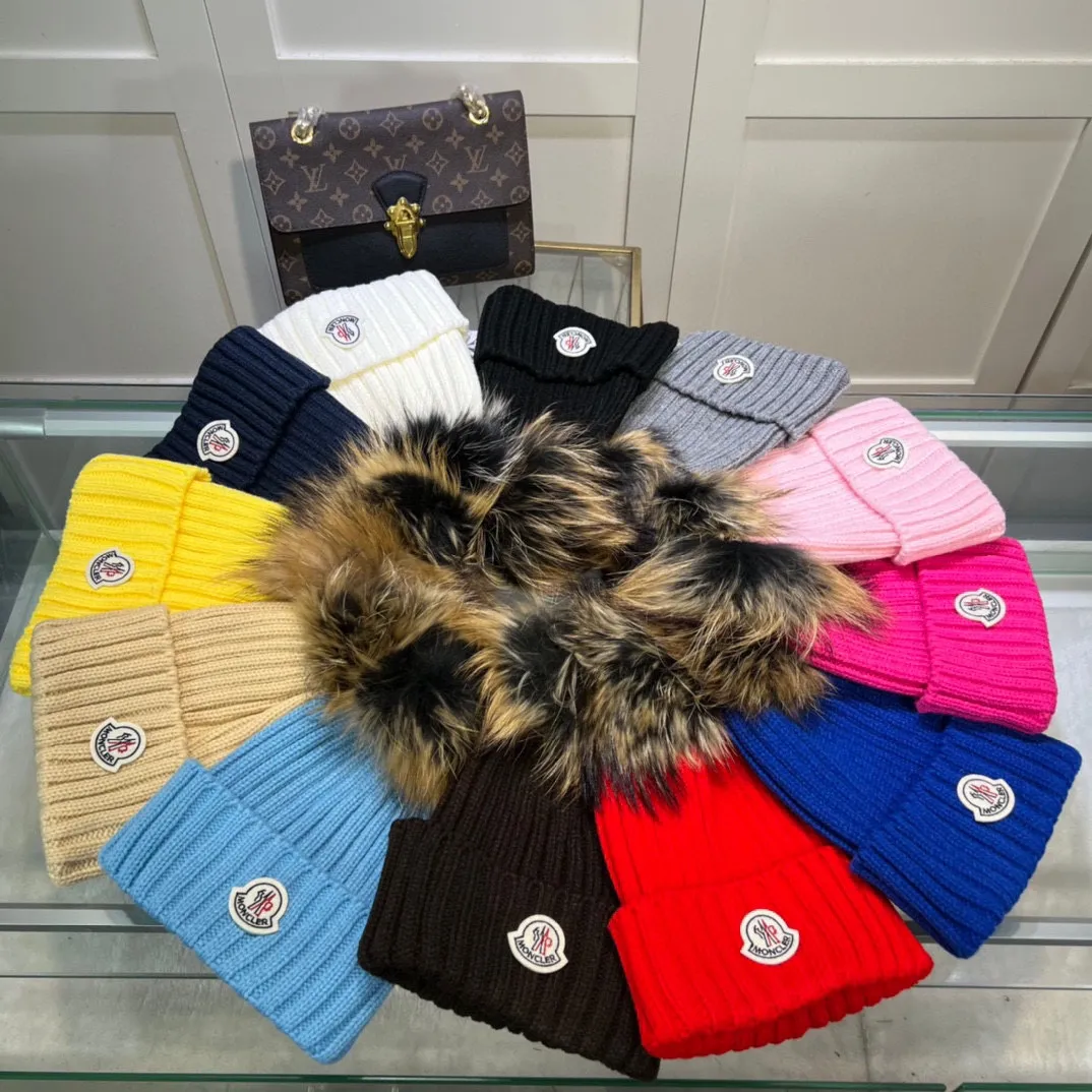 P70 comes with dust-proof bag. Mouth-mounted MONCLER 〈Suitable for adults, children, children and teenagers, great elasticity,〉 Comes with wool ball knitting! The latest wool knitted hat from the official website, a replica of the original one from the official website. Very soft and skin-friendly, with good elasticity! Textured and very versatile style~ Warm woolen hat, one size fits all and elastic~ Unisex, can be worn by any head size. Really recommended