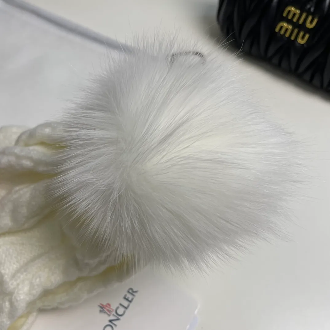 P90 with dust bag Moncler👒Classic original single-mouthed knitted wool hat, made of selected wool fabrics with ultra-high wool content‼ ️It feels super soft and has excellent elasticity. The rabbit fur ball is high-end, age-reducing and super warm!