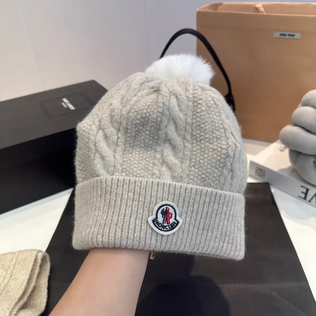 P180 MONCLER Mouth Cover Suit♥️Original hat and scarf set! Made of rabbit velvet➕cashmere, with a 15cm fox fur ball, a real fur ball! Warm and fashionable 😱[愄火] Versatile style [Love] The texture is very good, comfortable and breathable [Hey ha] Looks good no matter how you match it [Shh] A must-have for fashionistas [Wit] 4 colors available❤️❤️Unisex, the ball can be removed