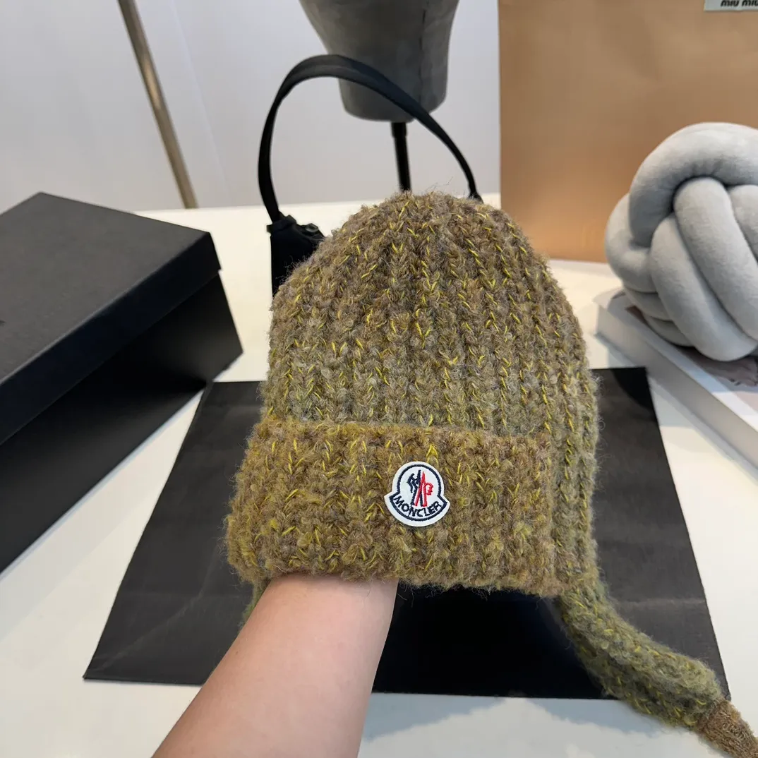 P60 Moncler 💥 New classic knitted hat, very soft and skin-friendly, very elastic 💓 Textured and very versatile style ~ Warm cashmere wool hat, one size fits all and elastic ~ Unisex, can be worn by any head size