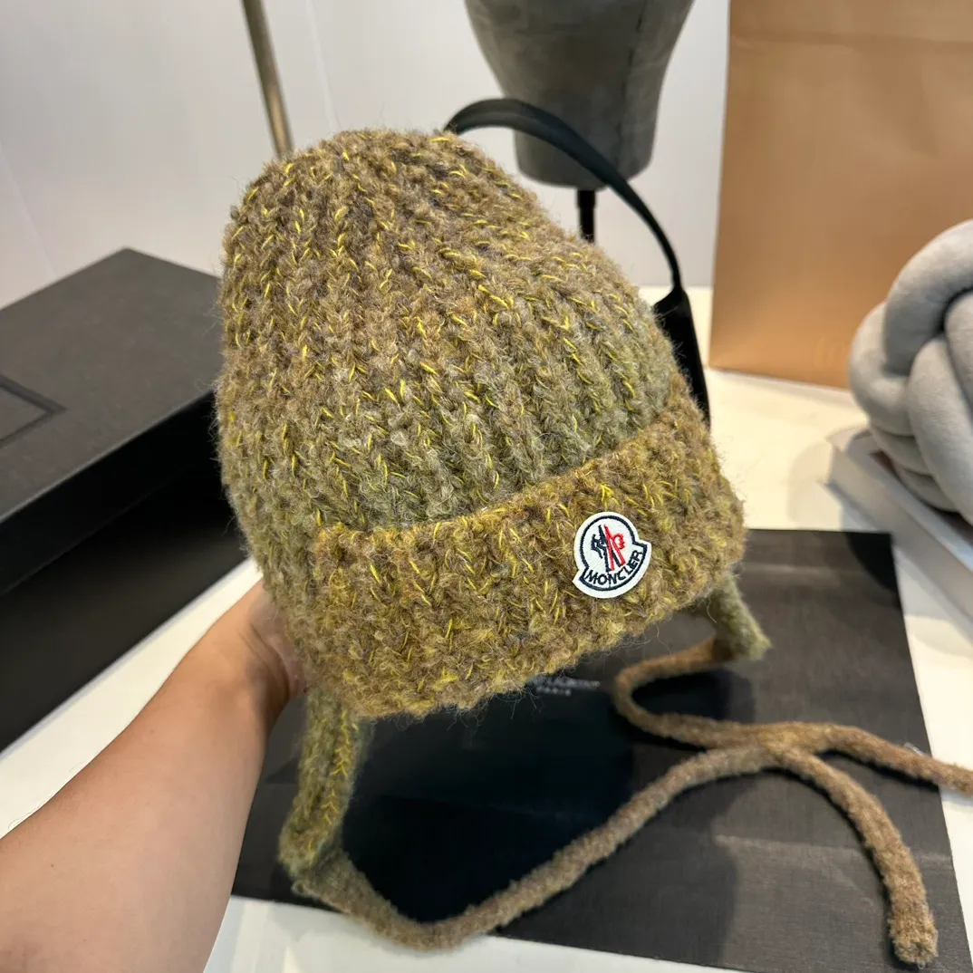 P60 Moncler 💥 New classic knitted hat, very soft and skin-friendly, very elastic 💓 Textured and very versatile style ~ Warm cashmere wool hat, one size fits all and elastic ~ Unisex, can be worn by any head size