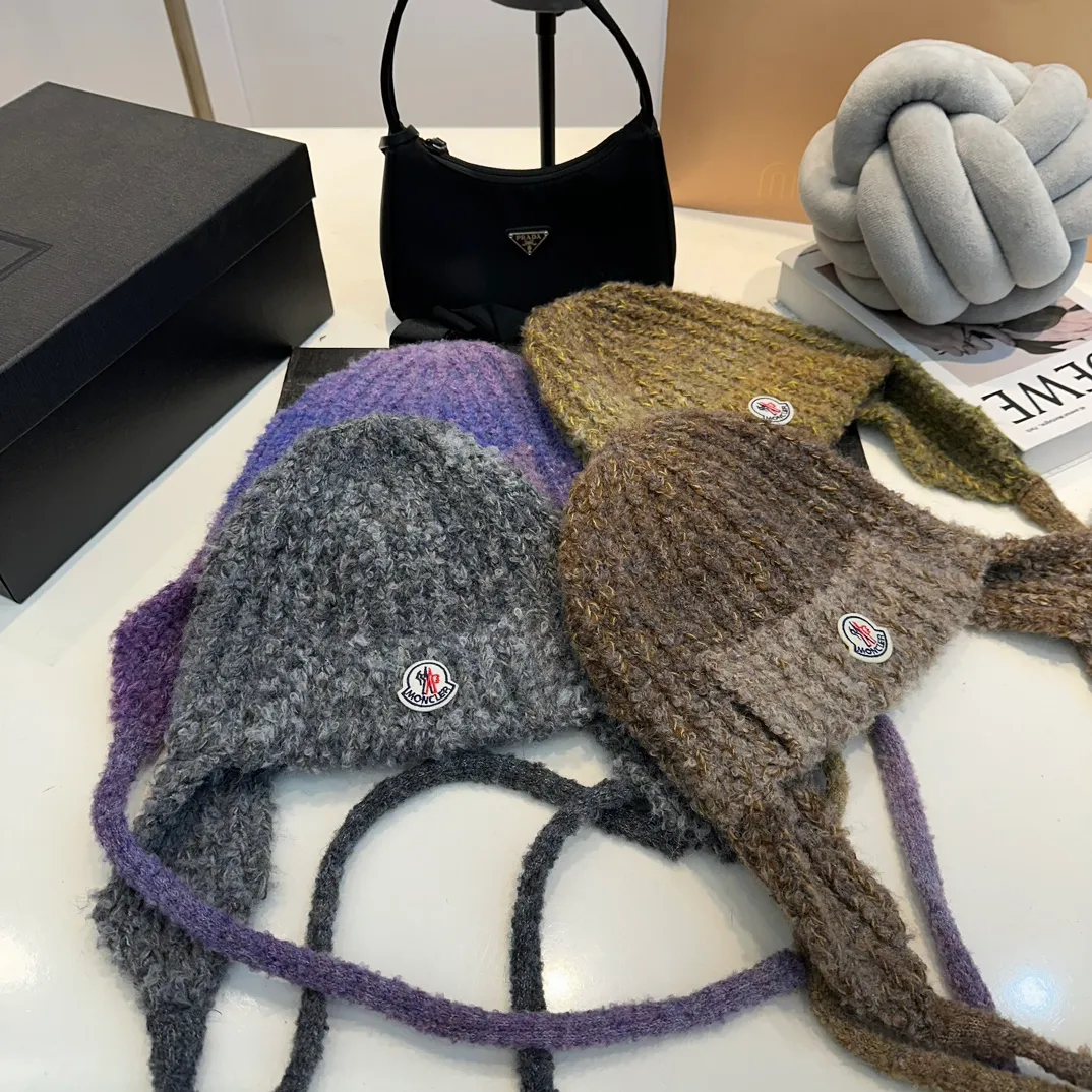 P60 Moncler 💥 New classic knitted hat, very soft and skin-friendly, very elastic 💓 Textured and very versatile style ~ Warm cashmere wool hat, one size fits all and elastic ~ Unisex, can be worn by any head size