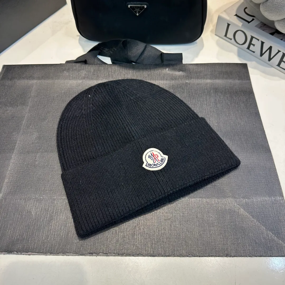 P130 Moncler autumn and winter counter style knitted beanie + scarf with classic pattern, warm and fashionable! Fashionable and popular 🌸First-class texture, pure wool