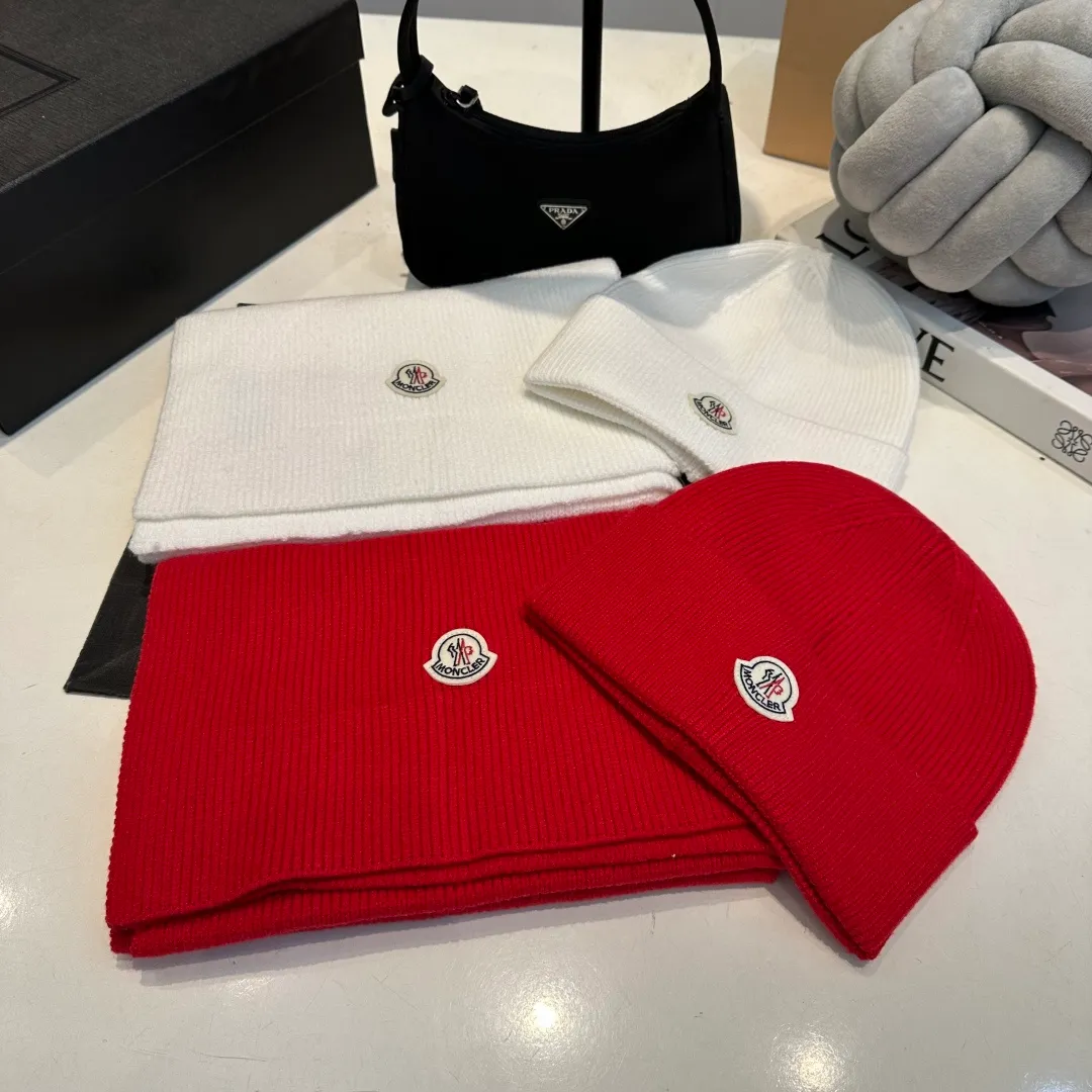 P130 Moncler autumn and winter counter style knitted beanie + scarf with classic pattern, warm and fashionable! Fashionable and popular 🌸First-class texture, pure wool