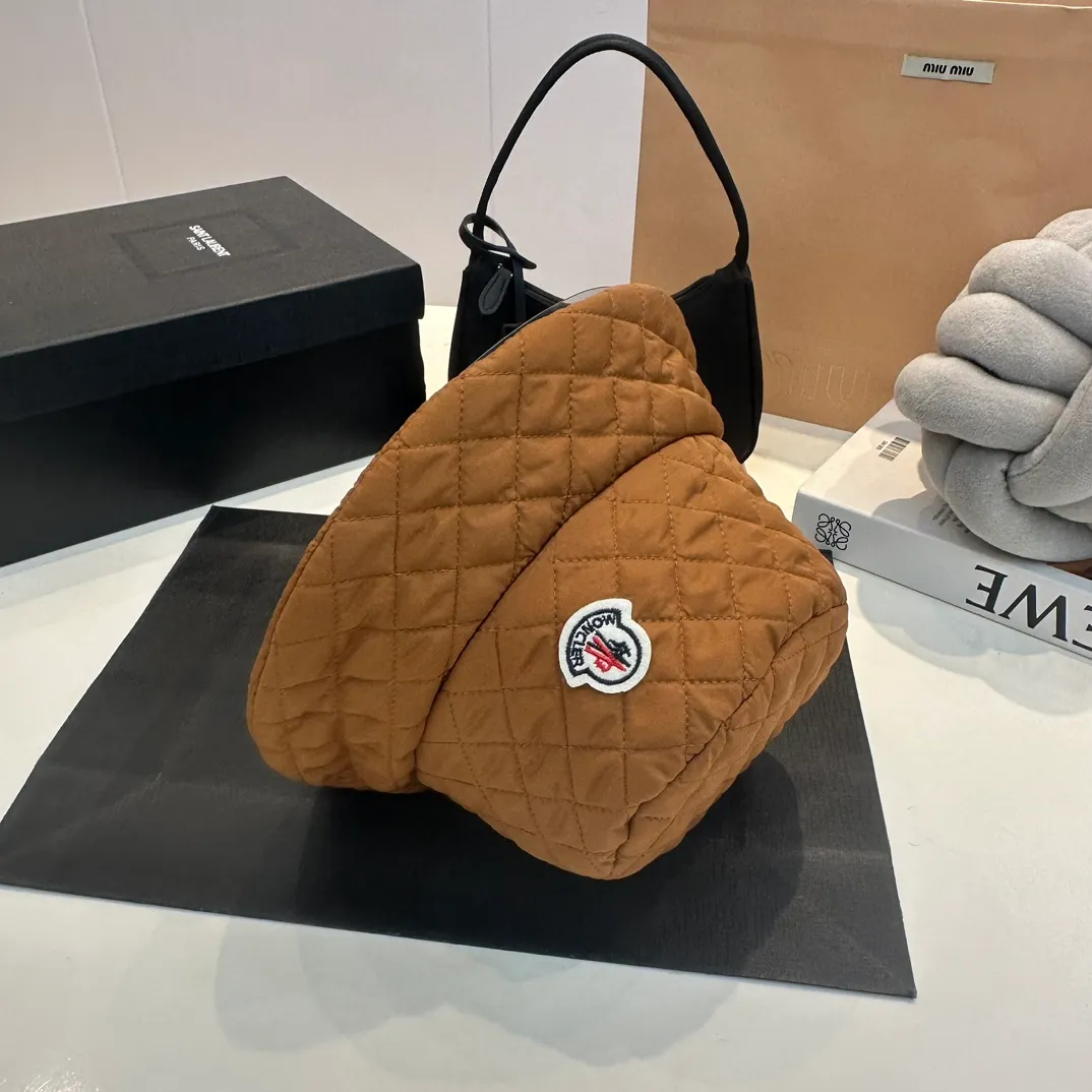 P70 Moncler Meng Mouth Women's Down Cotton Warm Fisherman Hat in Autumn and Winter. Lightweight, warm and comfortable winter fisherman hat. Diamond-shaped embroidered thread quilted, windproof and cold-proof. Also suitable for babies with big head circumferences.