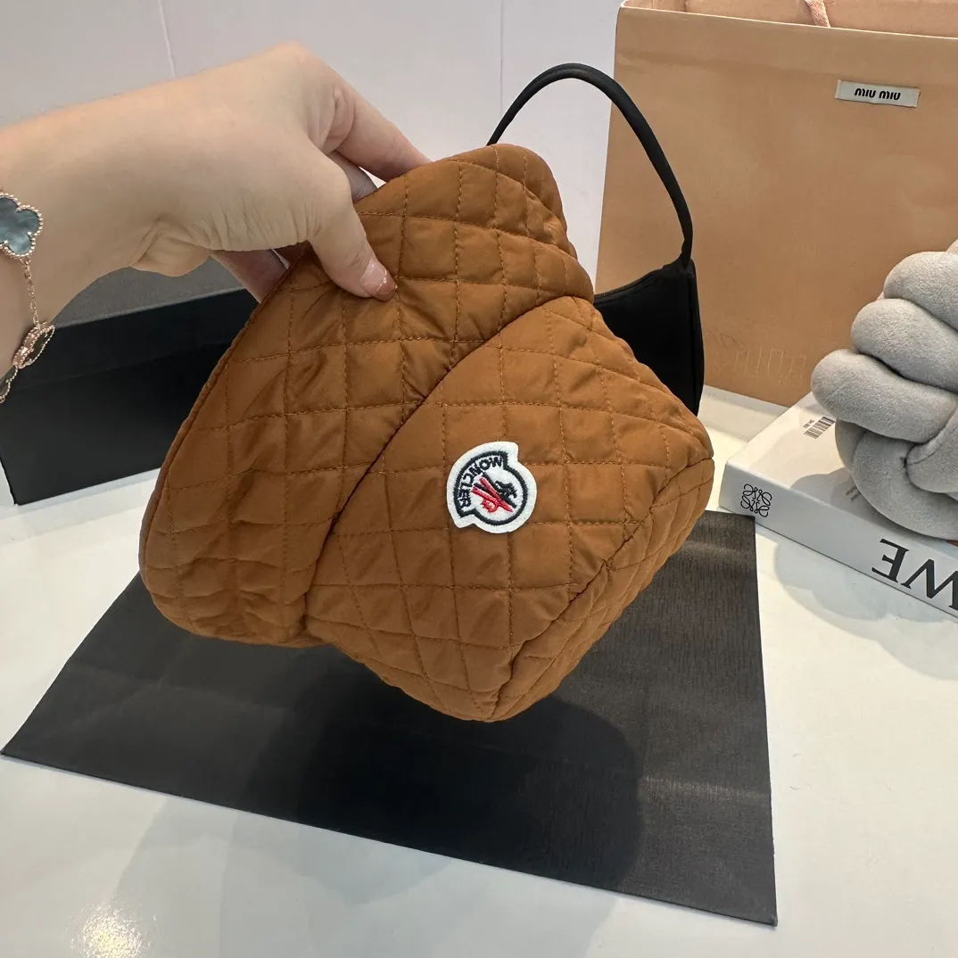 P70 Moncler Meng Mouth Women's Down Cotton Warm Fisherman Hat in Autumn and Winter. Lightweight, warm and comfortable winter fisherman hat. Diamond-shaped embroidered thread quilted, windproof and cold-proof. Also suitable for babies with big head circumferences.
