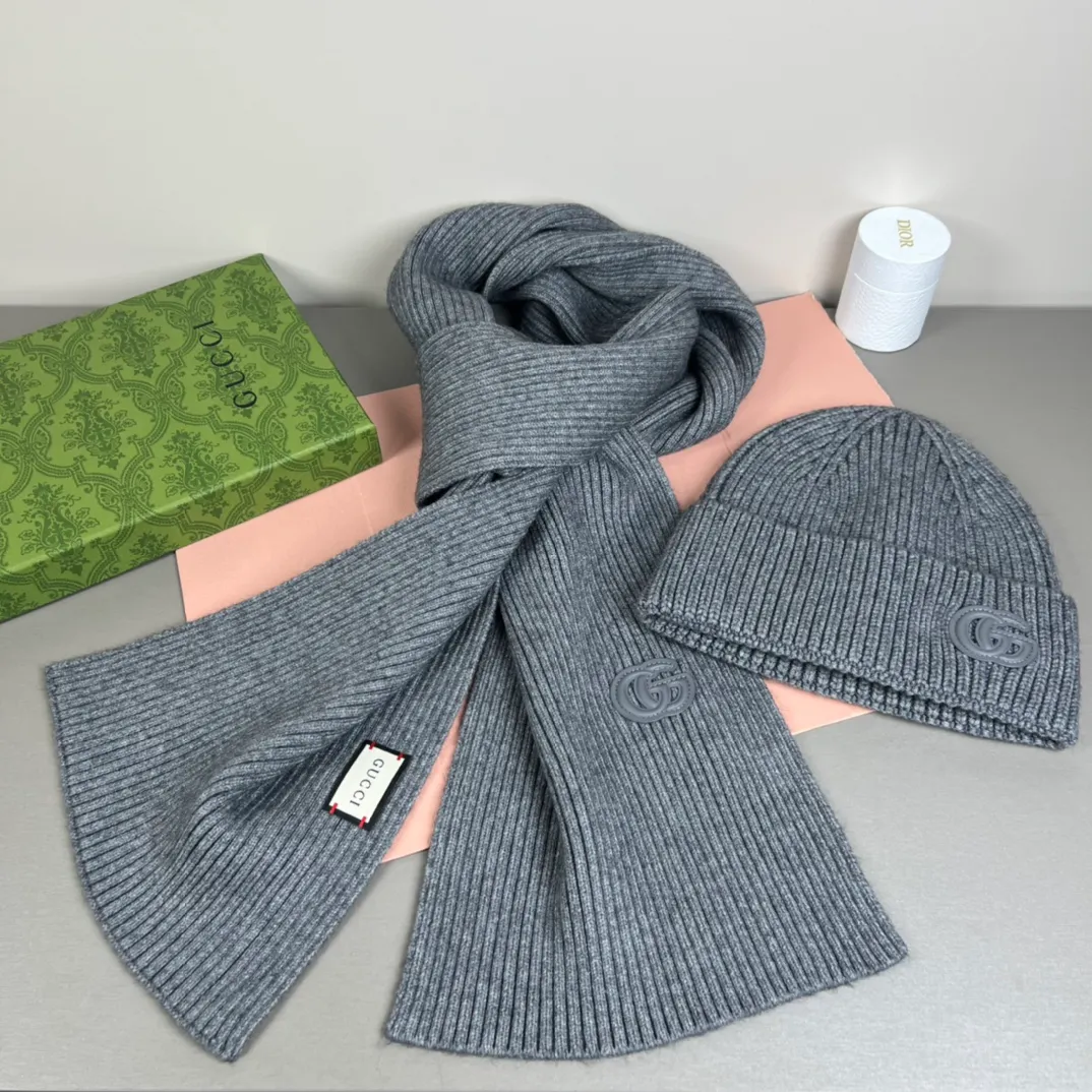 P150 GUCCI classic suit hat! Hat ➕Scarf! Cashmere and Rabbit Velvet Quality! It's warm and super comfortable~A great tool for young ladies to reduce their age in winter~This winter, all you need is a set of hats~It's warm and fashionable! Unisex model! Can be made as a couple model! Complete range of anti-counterfeiting labels and elevators! Many styles, welcome to choose!!