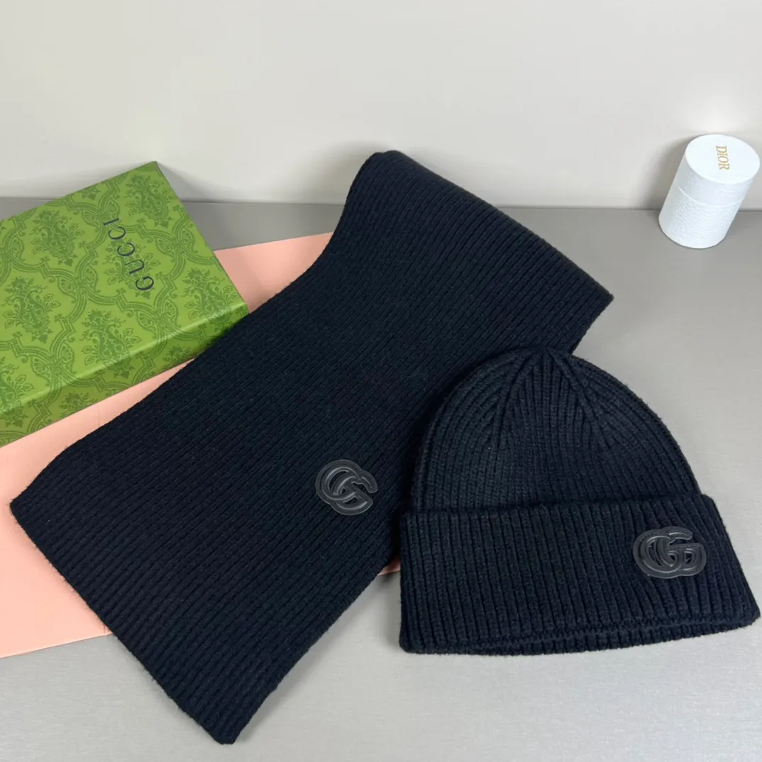 P150 GUCCI classic suit hat! Hat ➕Scarf! Cashmere and Rabbit Velvet Quality! It's warm and super comfortable~A great tool for young ladies to reduce their age in winter~This winter, all you need is a set of hats~It's warm and fashionable! Unisex model! Can be made as a couple model! Complete range of anti-counterfeiting labels and elevators! Many styles, welcome to choose!!