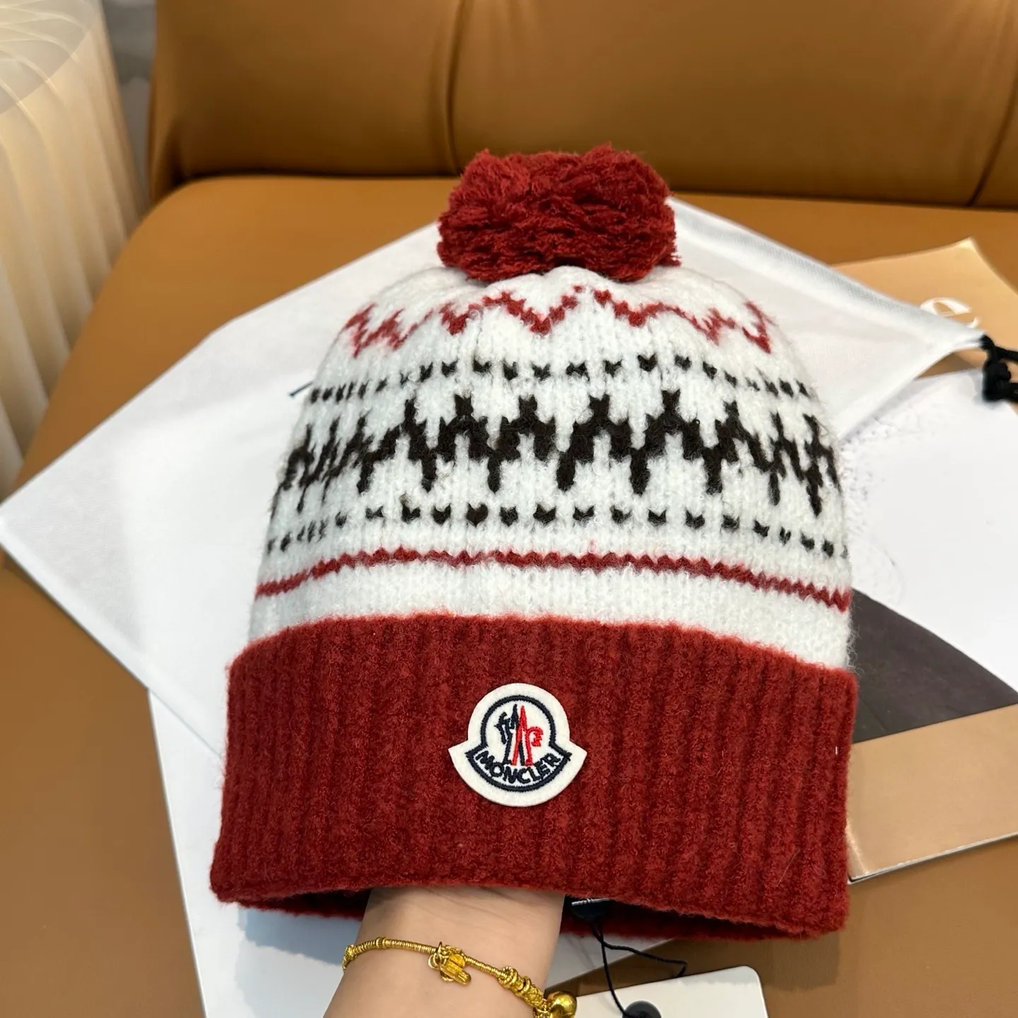 P70 high version Moncler knitted hat with mouth, very soft and skin-friendly, very elastic 💓 Textured and very versatile style ~ Warm cashmere woolen hat, one size fits all and elastic ~ Unisex, can be worn by any head size. Super quality, highly recommended