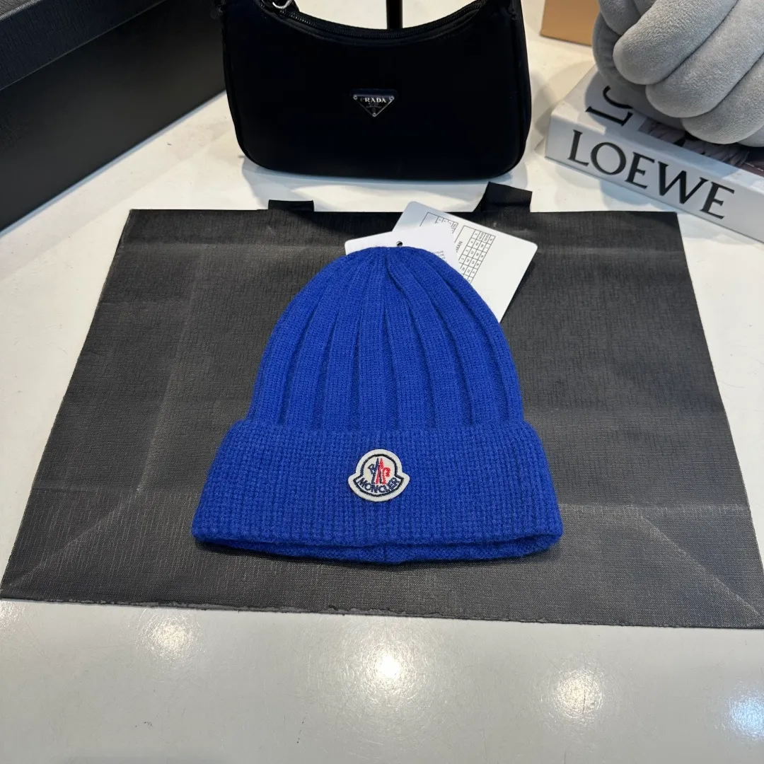 P50 Moncler 2025 early autumn and winter classic knitted hat, original replica. Very soft and skin-friendly, very elastic 💓 Textured and very versatile style ~ Warm cashmere woolen hat, one size fits all and elastic ~ Unisex, can be worn by any head circumference. Super good quality, highly recommended