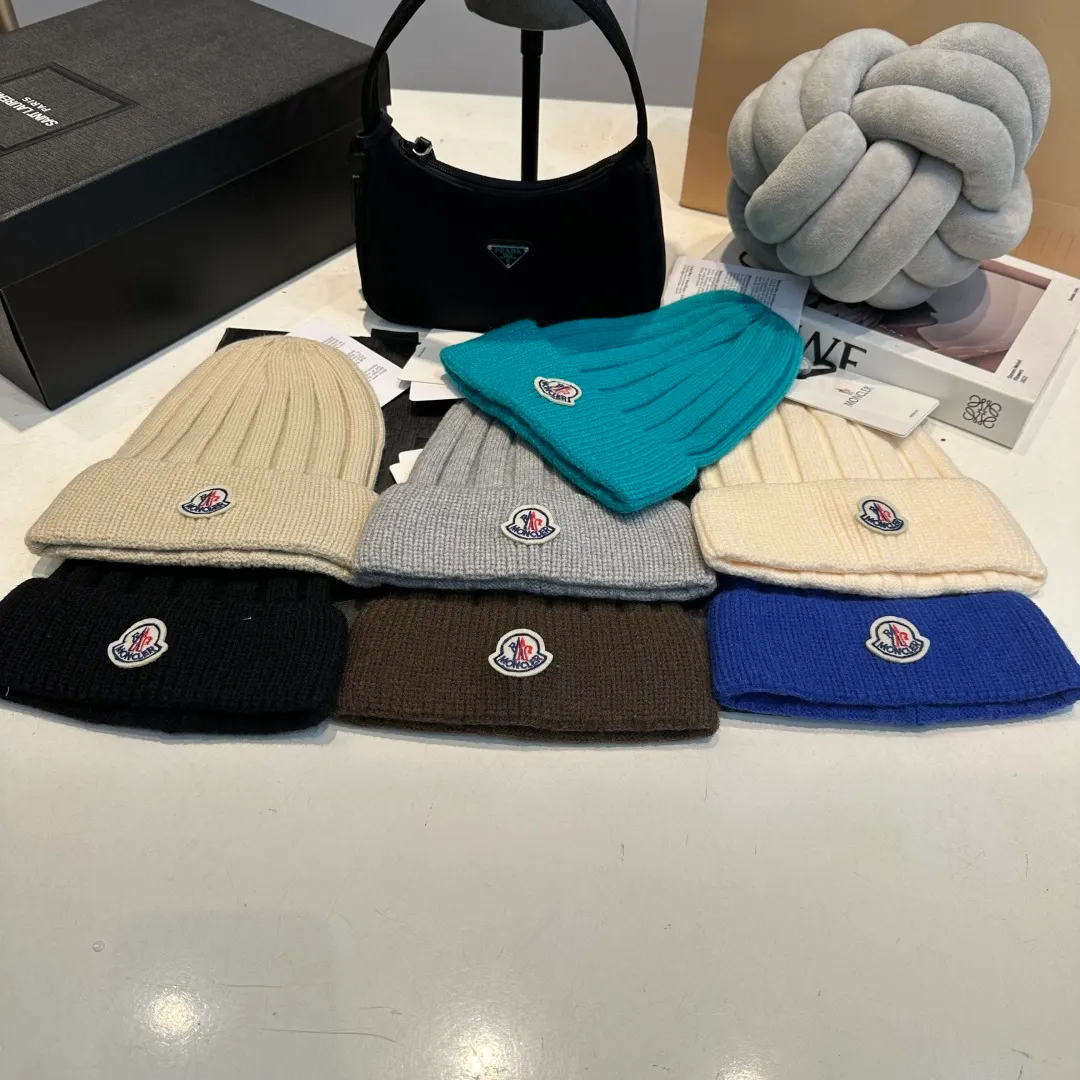 P50 Moncler 2025 early autumn and winter classic knitted hat, original replica. Very soft and skin-friendly, very elastic 💓 Textured and very versatile style ~ Warm cashmere woolen hat, one size fits all and elastic ~ Unisex, can be worn by any head circumference. Super good quality, highly recommended