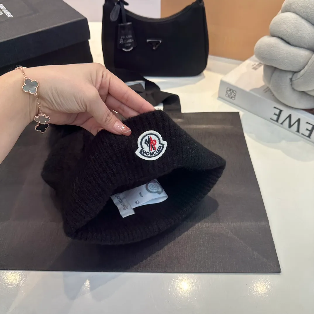 P180 MONCLER Mouth Cover Suit♥️Original hat and scarf set! Made of rabbit velvet➕cashmere, with a 15cm fox fur ball, a real fur ball! Warm and fashionable 😱[愄火] Versatile style [Love] The texture is very good, comfortable and breathable [Hey ha] Looks good no matter how you match it [Shh] A must-have for fashionistas [Wit] 4 colors available❤️❤️Unisex, the ball can be removed