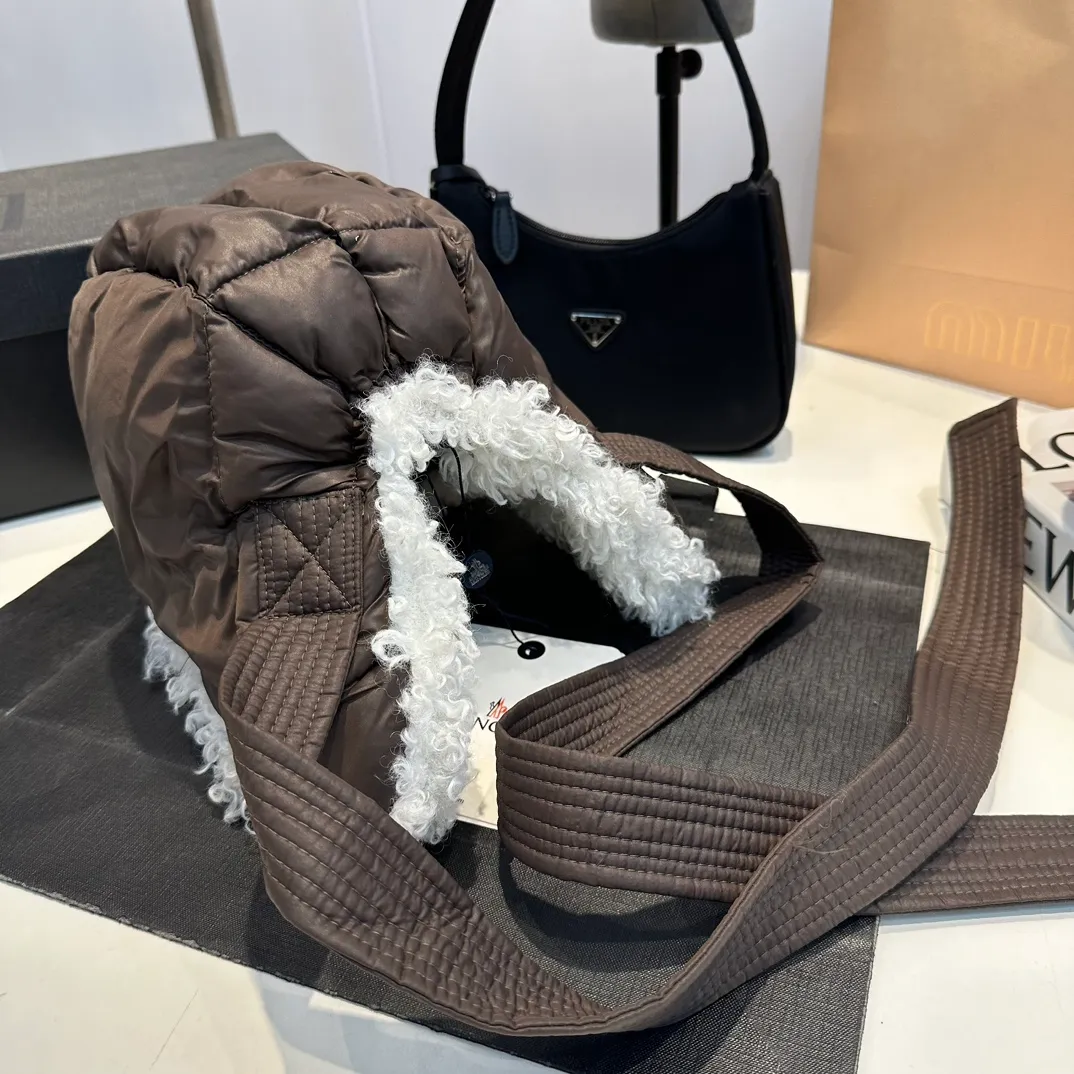 P80 Moncler Muzzle Lei Feng Hat is super warm. This teddy bear jacket is made of high-end blended lamb wool fabric. It feels really good and super soft. The plush material and goose down filling make it visually warm and full of security. This is a must-have lamb down cotton hat for autumn and winter.