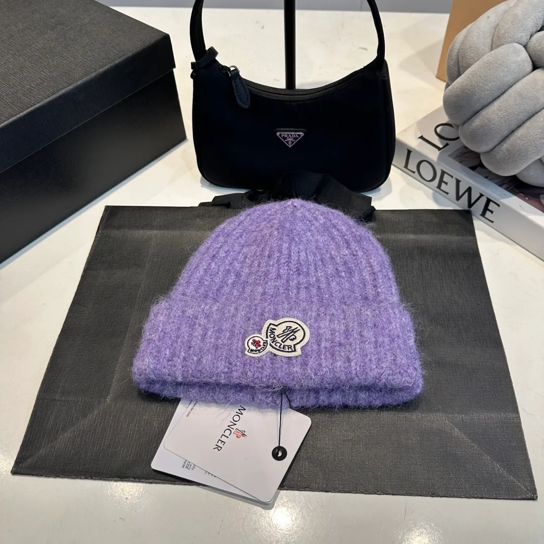 P56 MONCLER 🎩 wool knitted beanie, good quality, high-end, super soft! Super hot💖The texture is great and it’s great to match when out on the street! Fashion trends! A must-have item for winter, the same style for men and women, get it now!