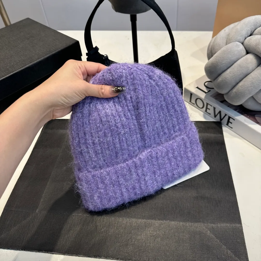 P56 MONCLER 🎩 wool knitted beanie, good quality, high-end, super soft! Super hot💖The texture is great and it’s great to match when out on the street! Fashion trends! A must-have item for winter, the same style for men and women, get it now!