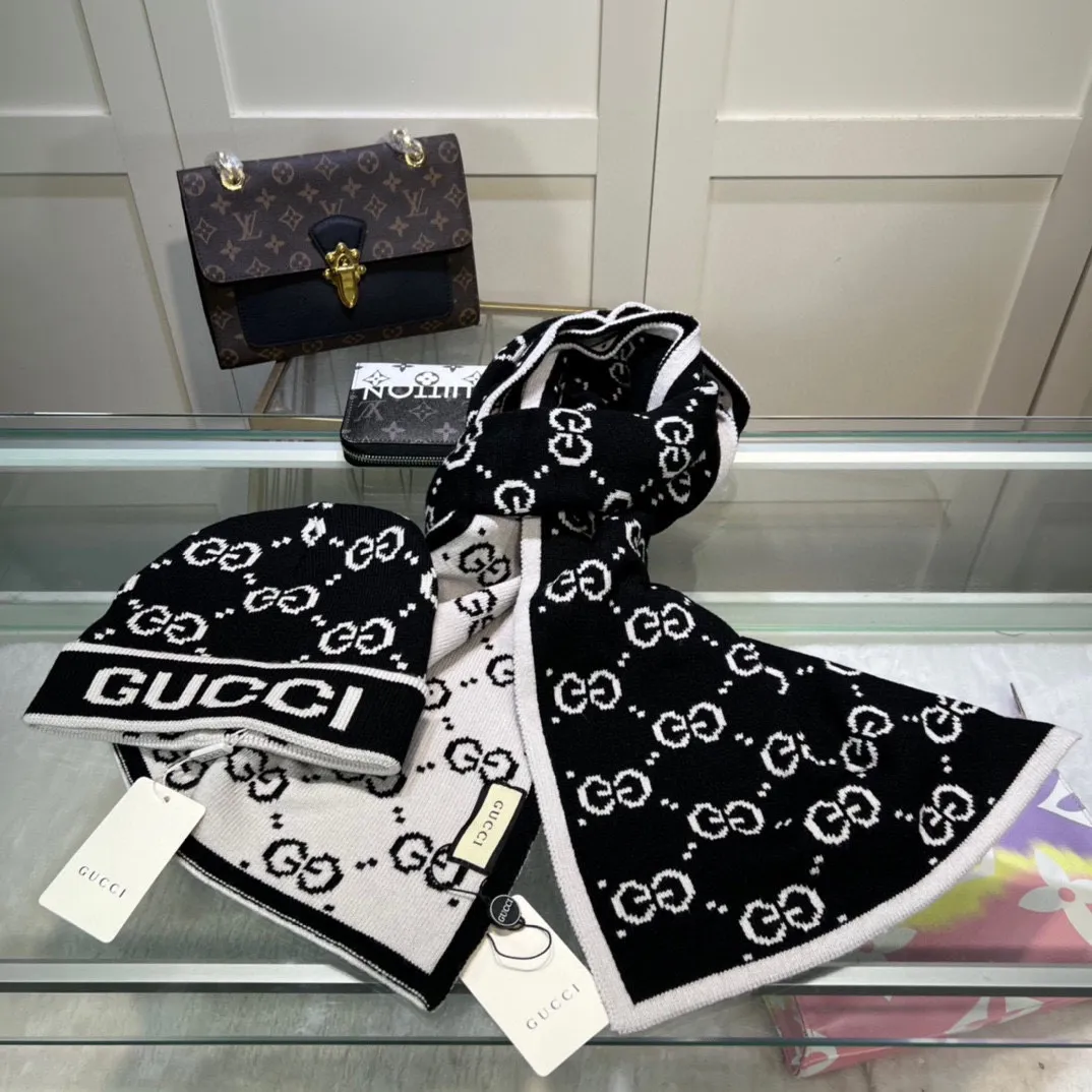P170 GUCCI classic suit hat! Hat ➕Scarf! Cashmere and Rabbit Velvet Quality! It's warm and super comfortable~A great tool for young ladies to reduce their age in winter~This winter, all you need is a set of hats~It's warm and fashionable! Unisex model! Can be made as a couple model! Complete range of anti-counterfeiting labels and elevators! Many styles, welcome to choose!!
