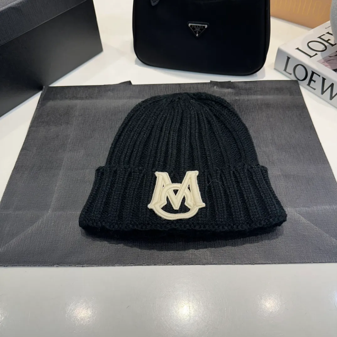 P60 Moncler 💥 Official website classic knitted hat, replica of the original. Very soft and skin-friendly, very elastic 💓 Textured and very versatile style ~ Warm cashmere woolen hat, one size fits all and elastic ~ Unisex, can be worn by any head size. Super quality, highly recommended