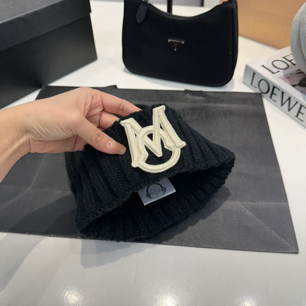 P60 Moncler 💥 Official website classic knitted hat, replica of the original. Very soft and skin-friendly, very elastic 💓 Textured and very versatile style ~ Warm cashmere woolen hat, one size fits all and elastic ~ Unisex, can be worn by any head size. Super quality, highly recommended