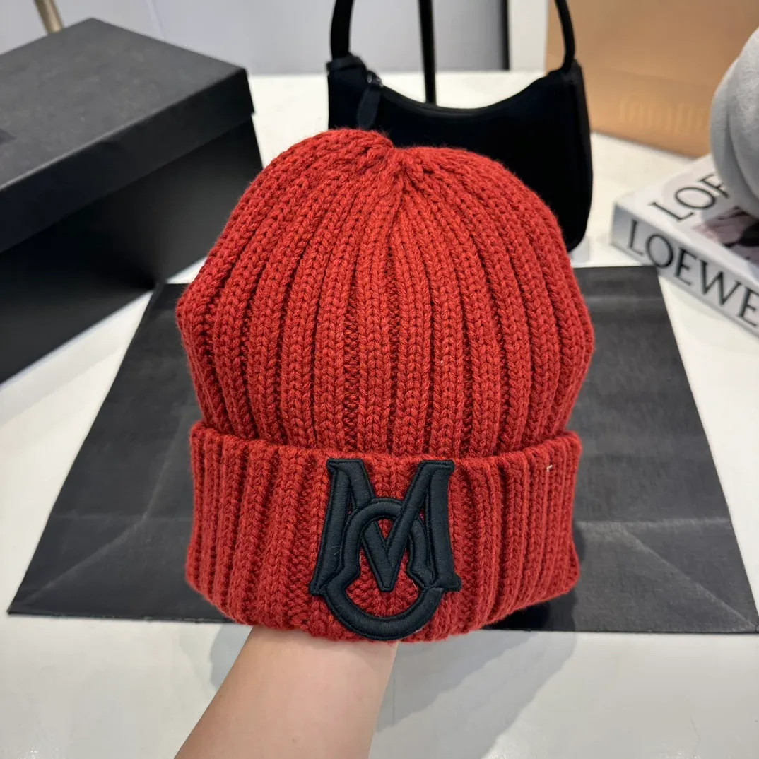 P58 Moncler 💥 Official website classic knitted hat, replica of the original. Very soft and skin-friendly, very elastic 💓 Textured and very versatile style ~ Warm cashmere woolen hat, one size fits all and elastic ~ Unisex, can be worn by any head size. Super quality, highly recommended