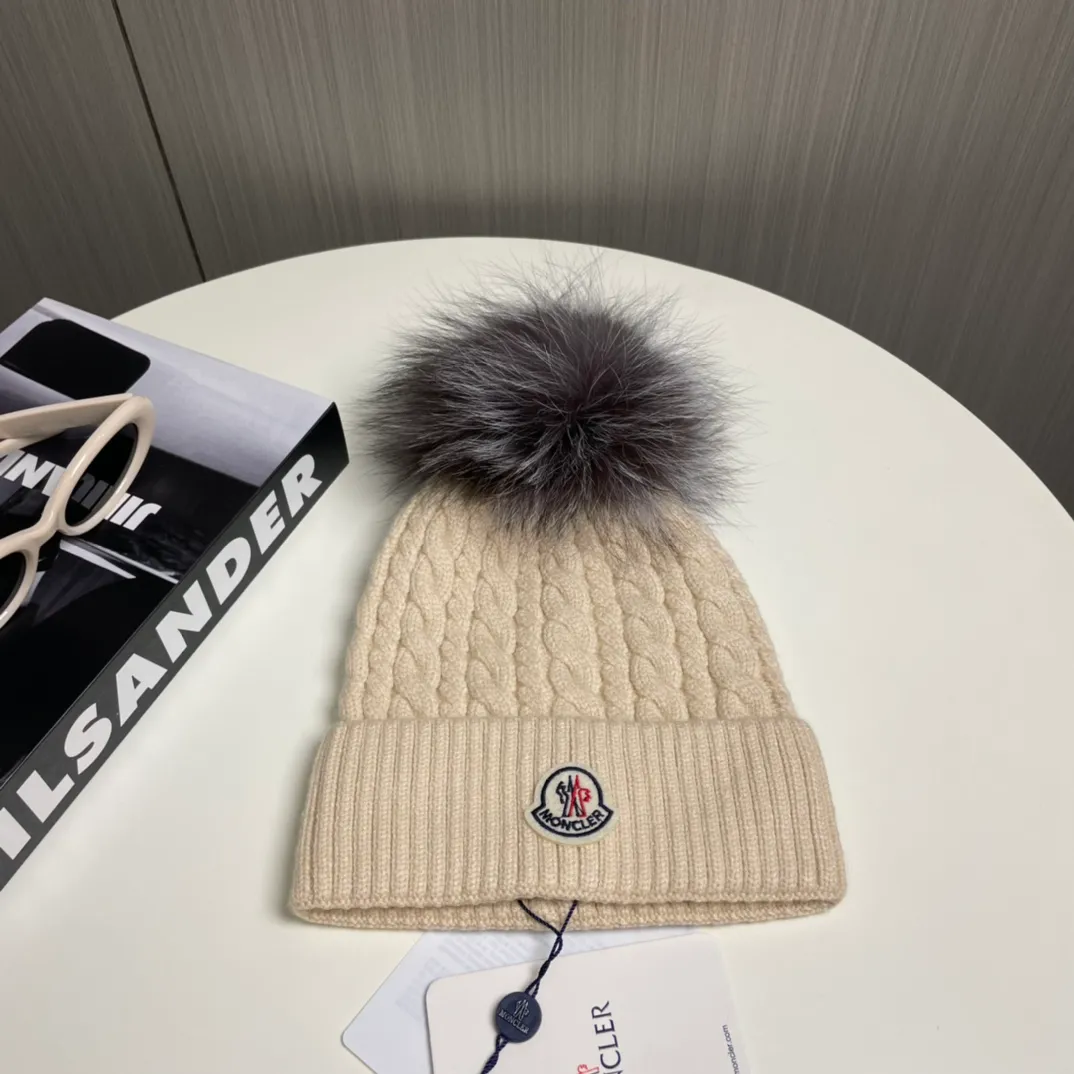 P90 with dust bag Moncler👒Classic original single-mouthed knitted wool hat, made of selected wool fabrics with ultra-high wool content‼ ️It feels super soft and has excellent elasticity. The rabbit fur ball is high-end, age-reducing and super warm!