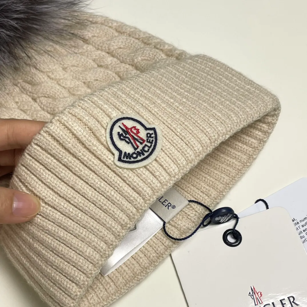 P90 with dust bag Moncler👒Classic original single-mouthed knitted wool hat, made of selected wool fabrics with ultra-high wool content‼ ️It feels super soft and has excellent elasticity. The rabbit fur ball is high-end, age-reducing and super warm!