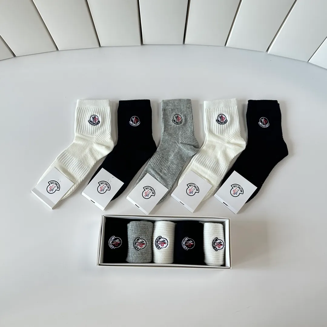 Special P90💛 Comes with counter packaging MONCLER’s latest mid-length embroidered socks! Five pairs in a box, synchronized tube socks at the counter, 💛 big brands are out, a must-have for fashionistas 🔥 super easy to match
