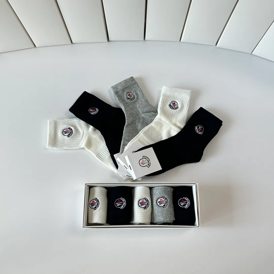Special P90💛 Comes with counter packaging MONCLER’s latest mid-length embroidered socks! Five pairs in a box, synchronized tube socks at the counter, 💛 big brands are out, a must-have for fashionistas 🔥 super easy to match