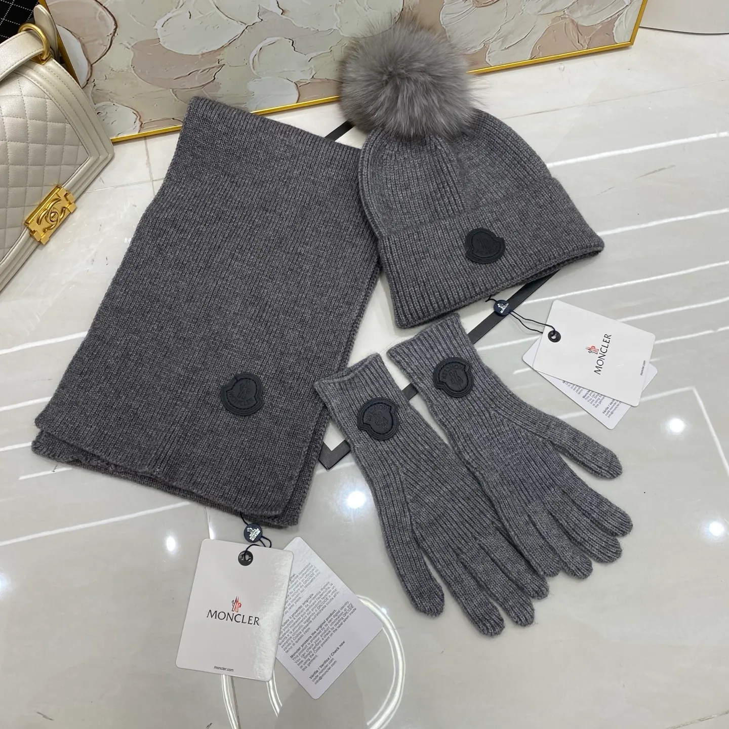 Moncler three-piece set cashmere knitted hat (fox fur ball) + scarf 🧣 + gloves 🧤