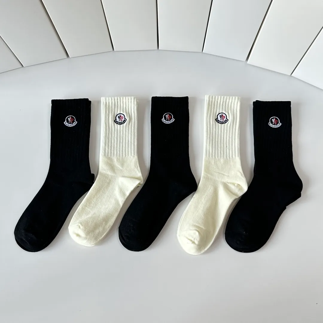 Special P100 💛 Comes with counter packaging MONCLER’s latest mid-length embroidered socks! Five pairs in a box, synchronized tube socks at the counter, 💛 big brands are out, a must-have for fashionistas 🔥 super easy to match