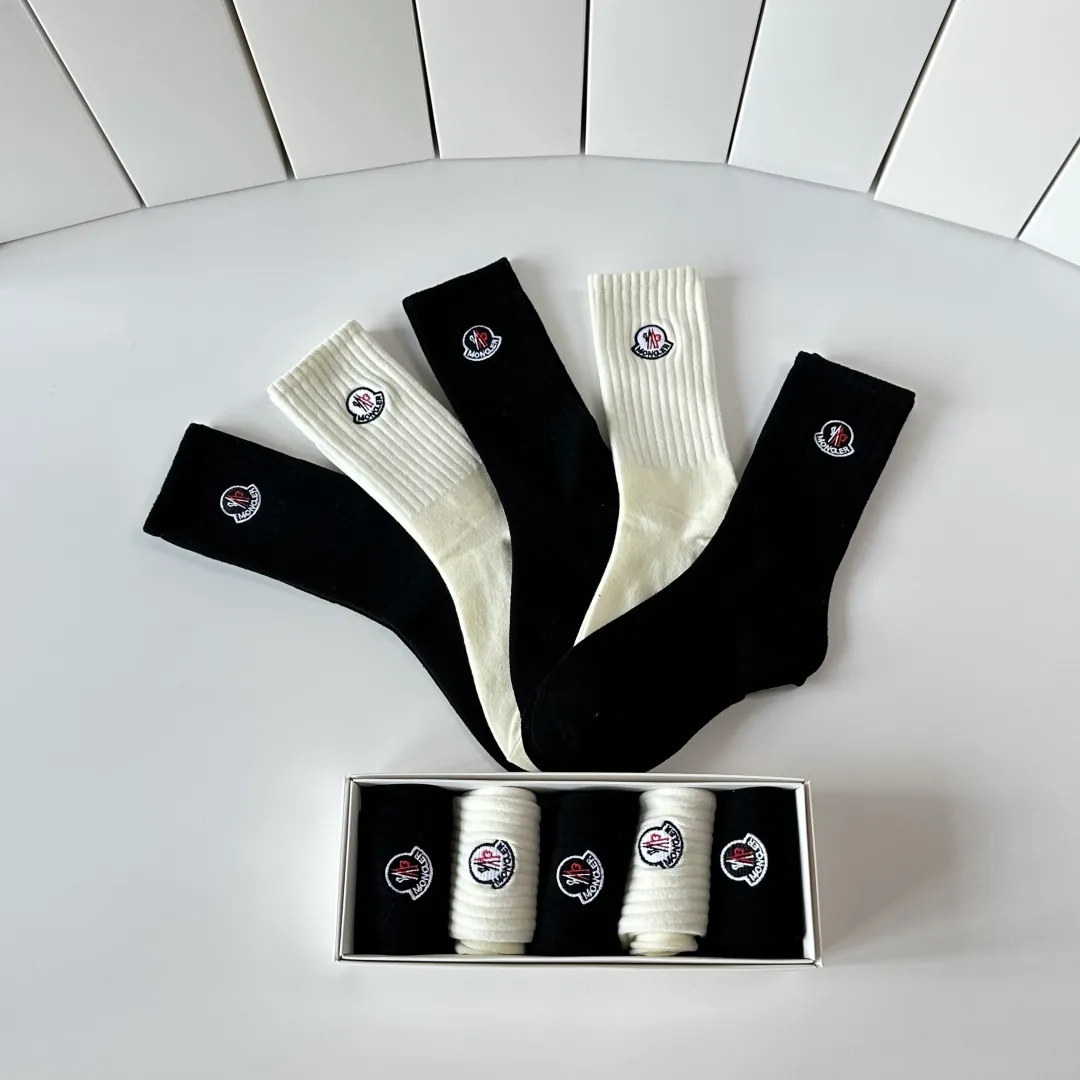 Special P100 💛 Comes with counter packaging MONCLER’s latest mid-length embroidered socks! Five pairs in a box, synchronized tube socks at the counter, 💛 big brands are out, a must-have for fashionistas 🔥 super easy to match