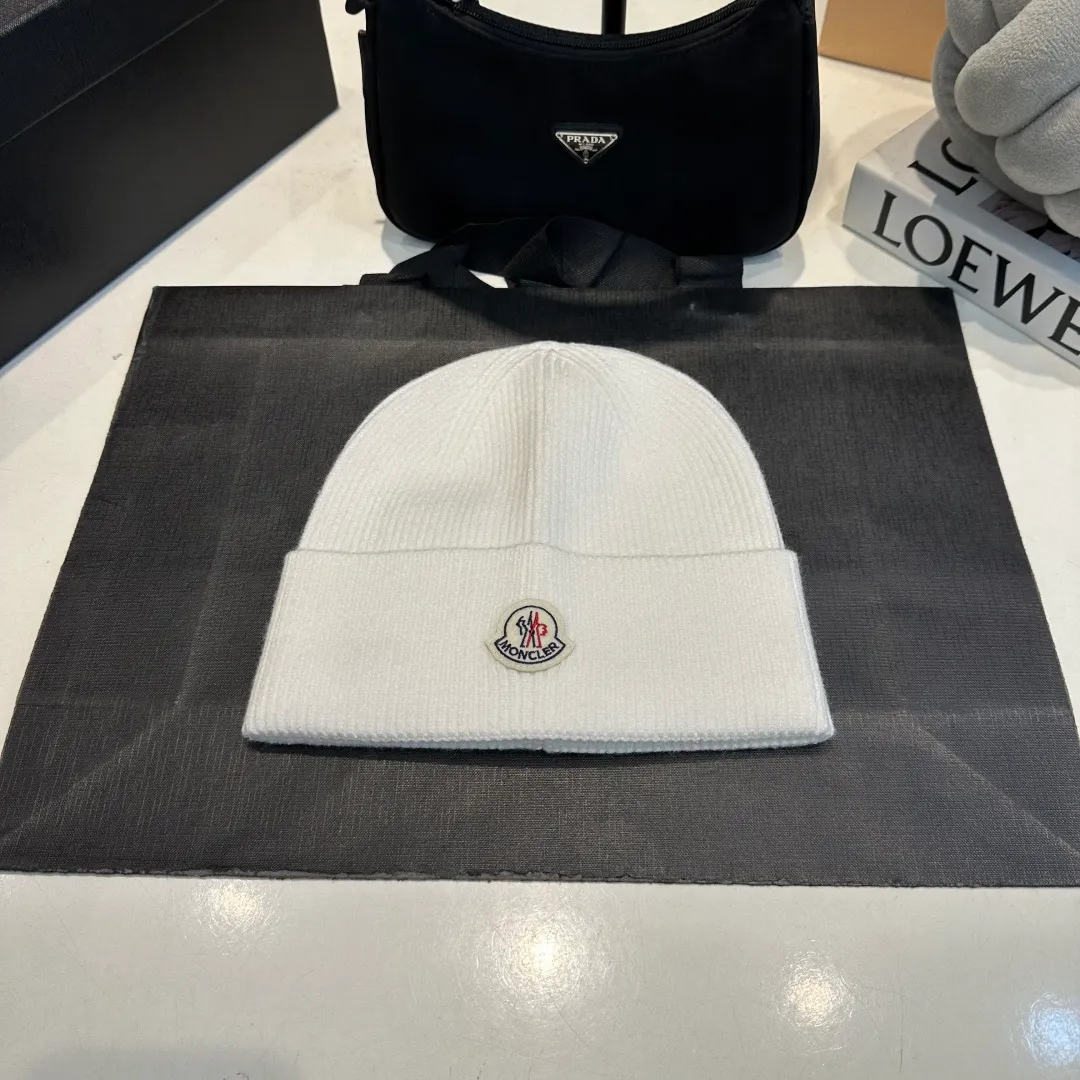 P130 Moncler autumn and winter counter style knitted beanie + scarf with classic pattern, warm and fashionable! Fashionable and popular 🌸First-class texture, pure wool