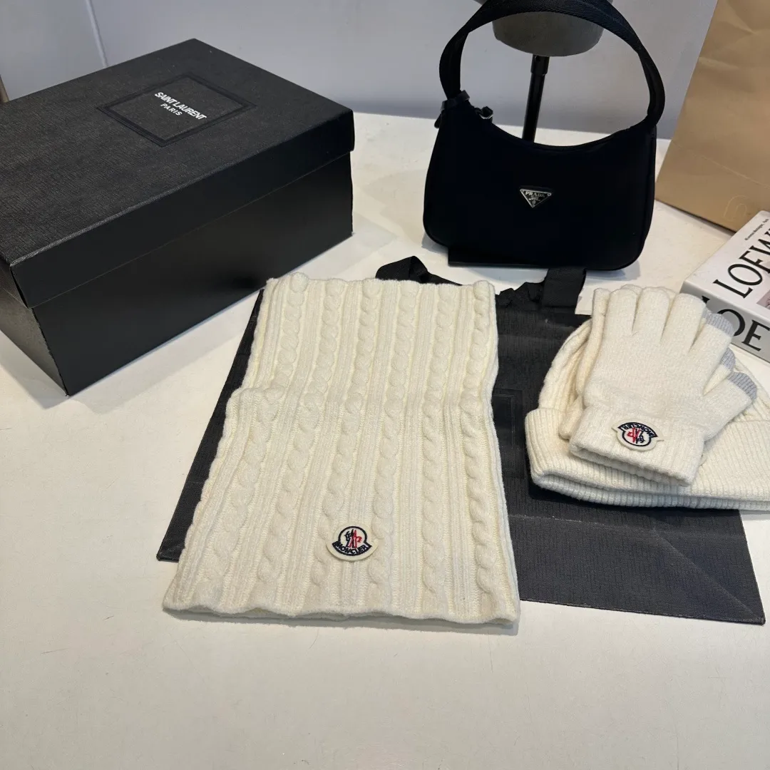 p140 Moncler muzzle suit hat + gloves + scarf autumn and winter style knitted beanie. This must be a minimalist favorite. It is clean, neat, fashionable and versatile, and will never be picky about your face shape! A fashionable classic that lasts forever! Both men and women are welcome
