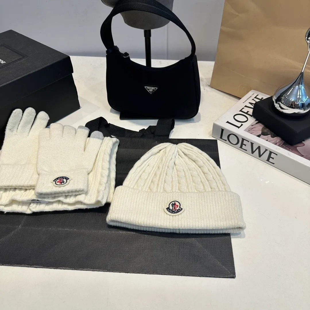 p140 Moncler muzzle suit hat + gloves + scarf autumn and winter style knitted beanie. This must be a minimalist favorite. It is clean, neat, fashionable and versatile, and will never be picky about your face shape! A fashionable classic that lasts forever! Both men and women are welcome