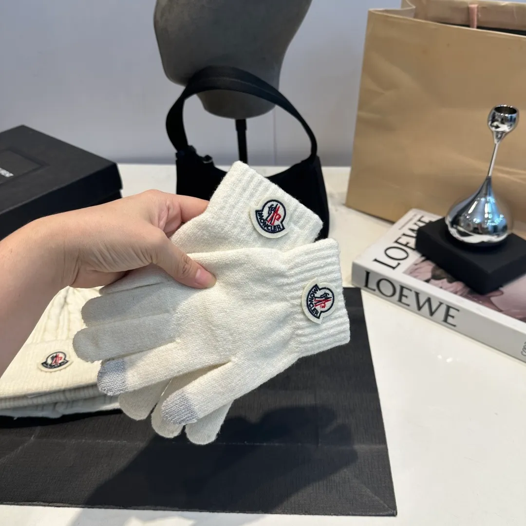 p140 Moncler muzzle suit hat + gloves + scarf autumn and winter style knitted beanie. This must be a minimalist favorite. It is clean, neat, fashionable and versatile, and will never be picky about your face shape! A fashionable classic that lasts forever! Both men and women are welcome