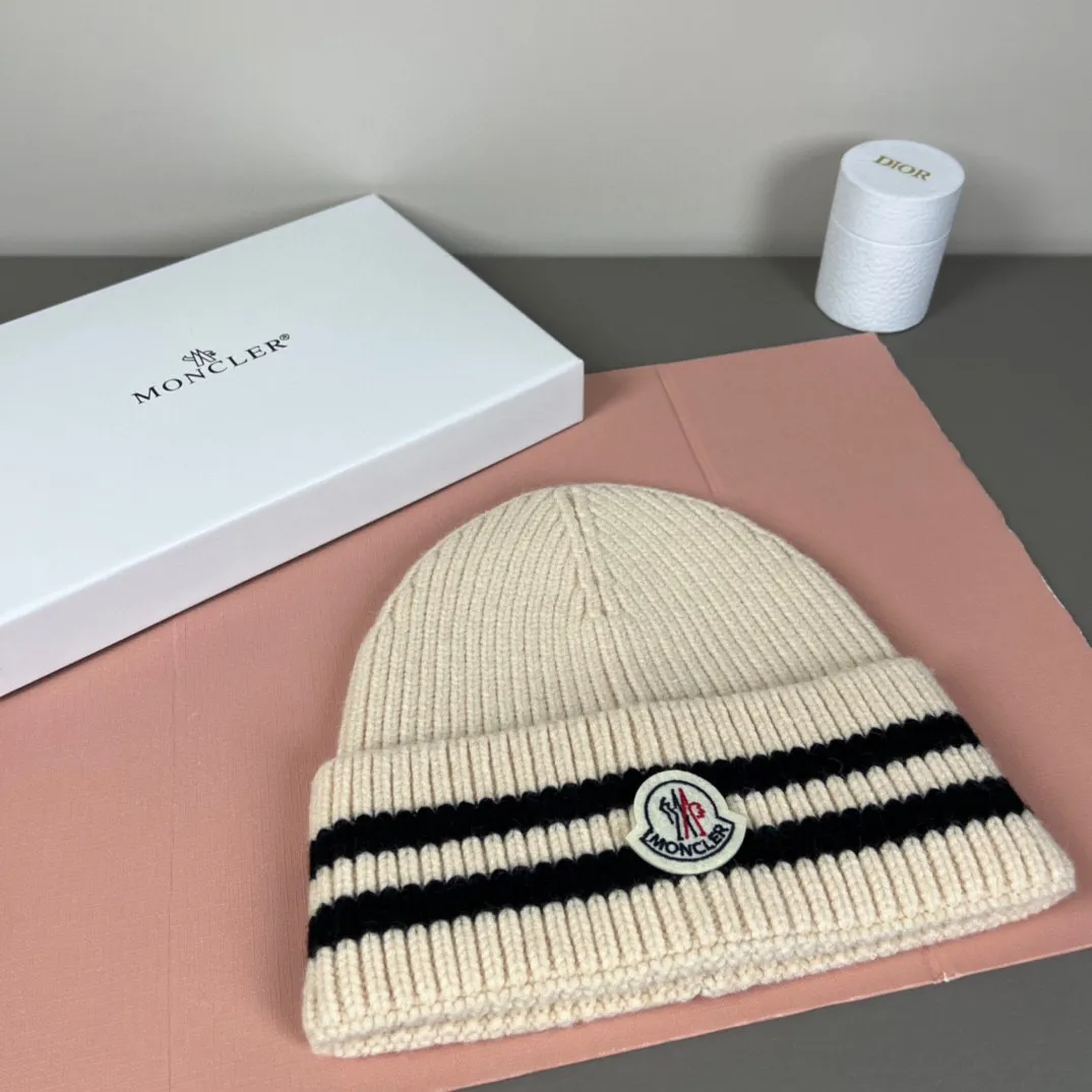 P50 comes with dust bag. MONCLER mouth-covered 🎩 knitted beanie, comes with QR code, good quality, high-end, super soft! Super hot💖The texture is great and it’s great to match when out on the street! Fashion trends! A must-have item for autumn and winter, the same style for men and women is available now!