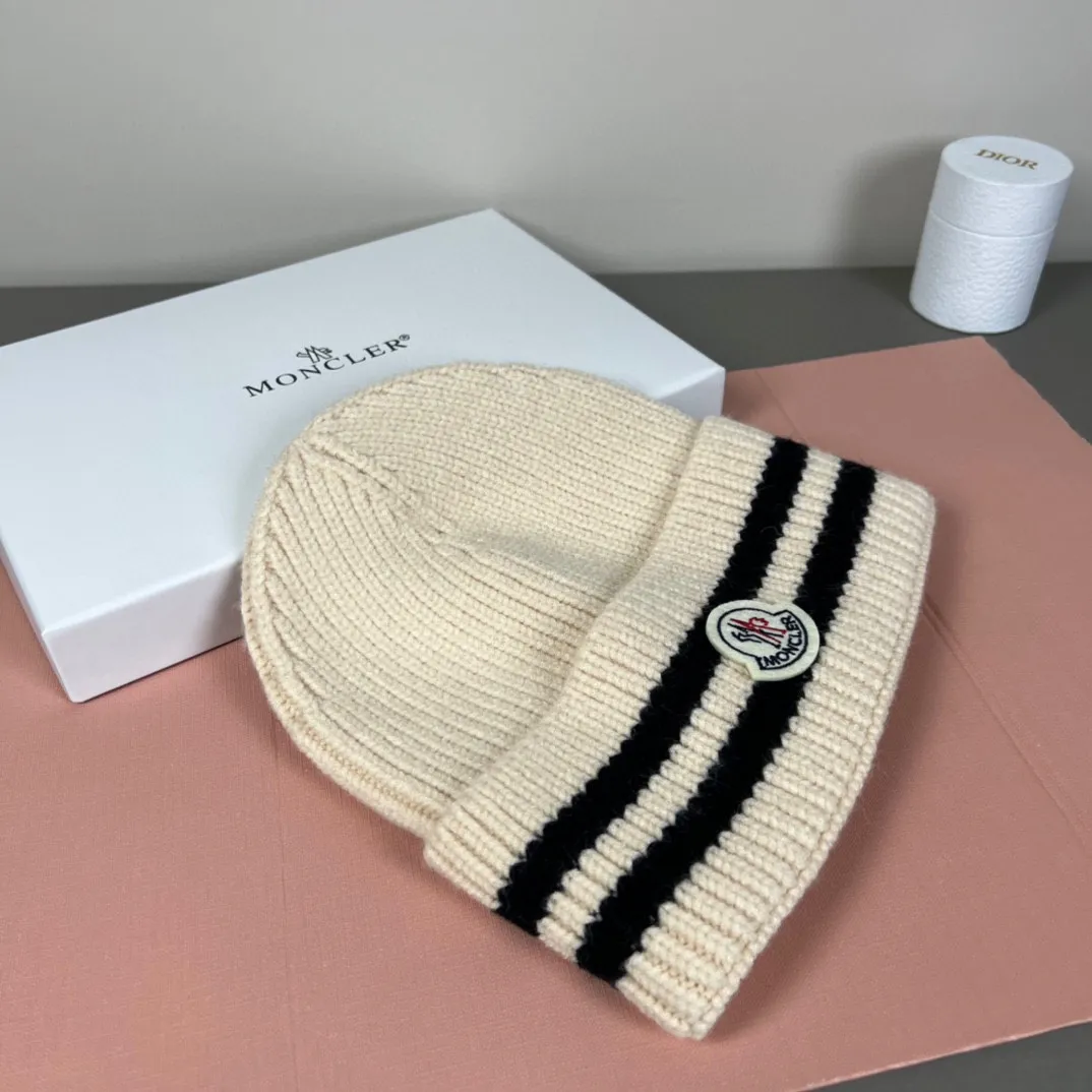 P50 comes with dust bag. MONCLER mouth-covered 🎩 knitted beanie, comes with QR code, good quality, high-end, super soft! Super hot💖The texture is great and it’s great to match when out on the street! Fashion trends! A must-have item for autumn and winter, the same style for men and women is available now!