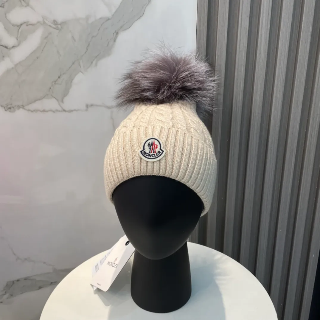 P90 with dust bag Moncler👒Classic original single-mouthed knitted wool hat, made of selected wool fabrics with ultra-high wool content‼ ️It feels super soft and has excellent elasticity. The rabbit fur ball is high-end, age-reducing and super warm!