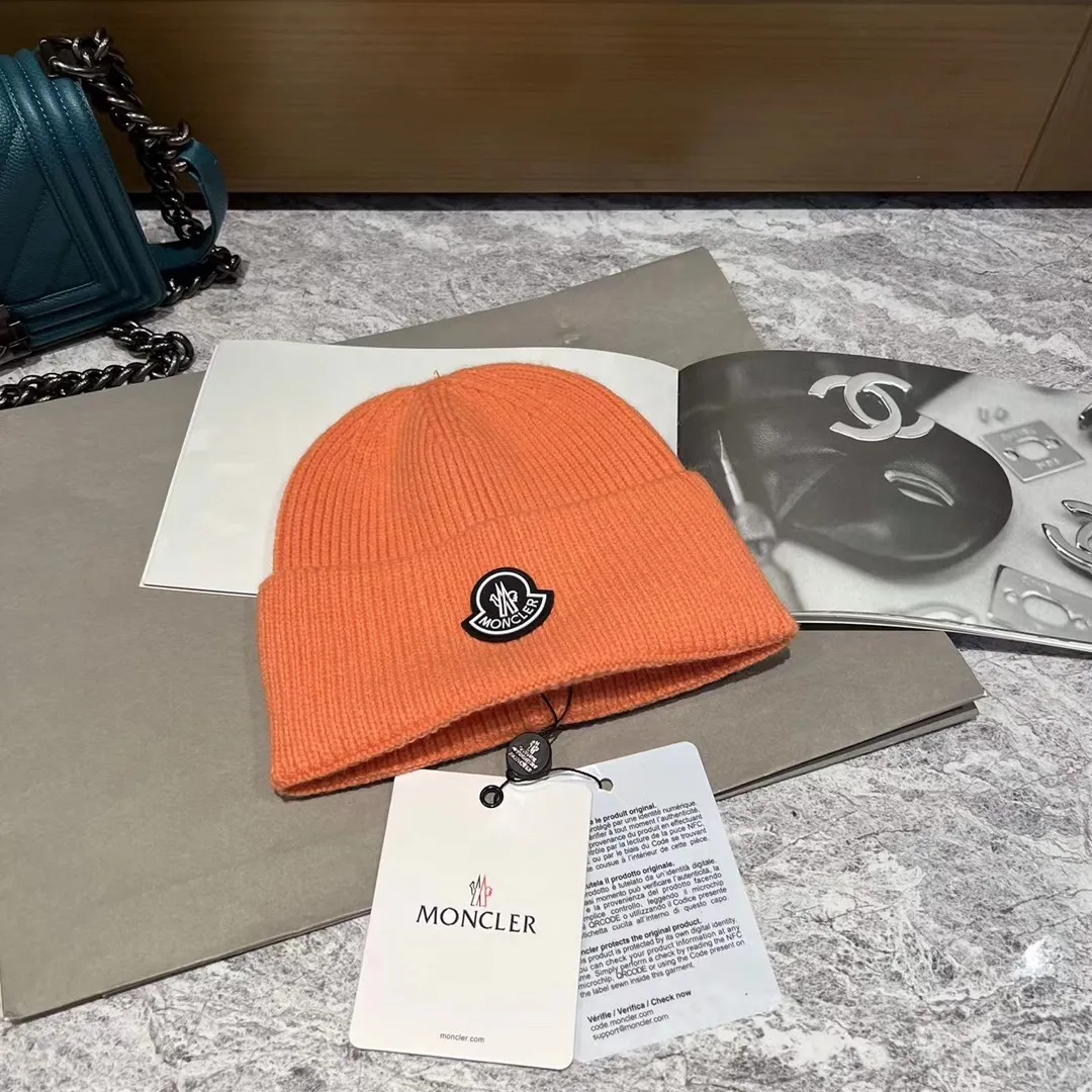 Moncler muzzle knitted hat