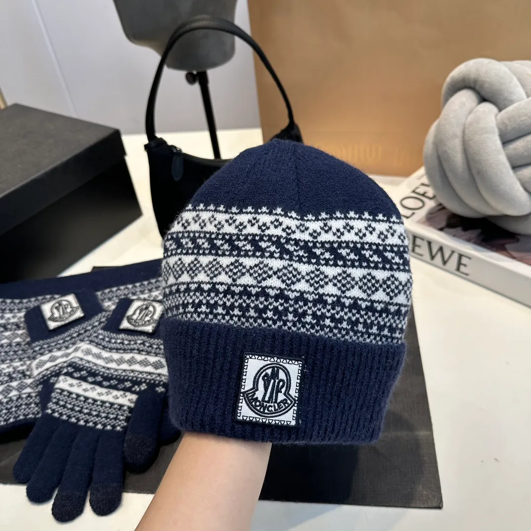 P170 Moncler Moncler 💥 Mouth three-piece set, gloves, hat, scarf, original replica. Very soft and skin-friendly, very elastic 💓 Textured and very versatile style ~ Warm, one-size-fits-all and elastic ~ Unisex, can be worn by any head size. Super quality, highly recommended
