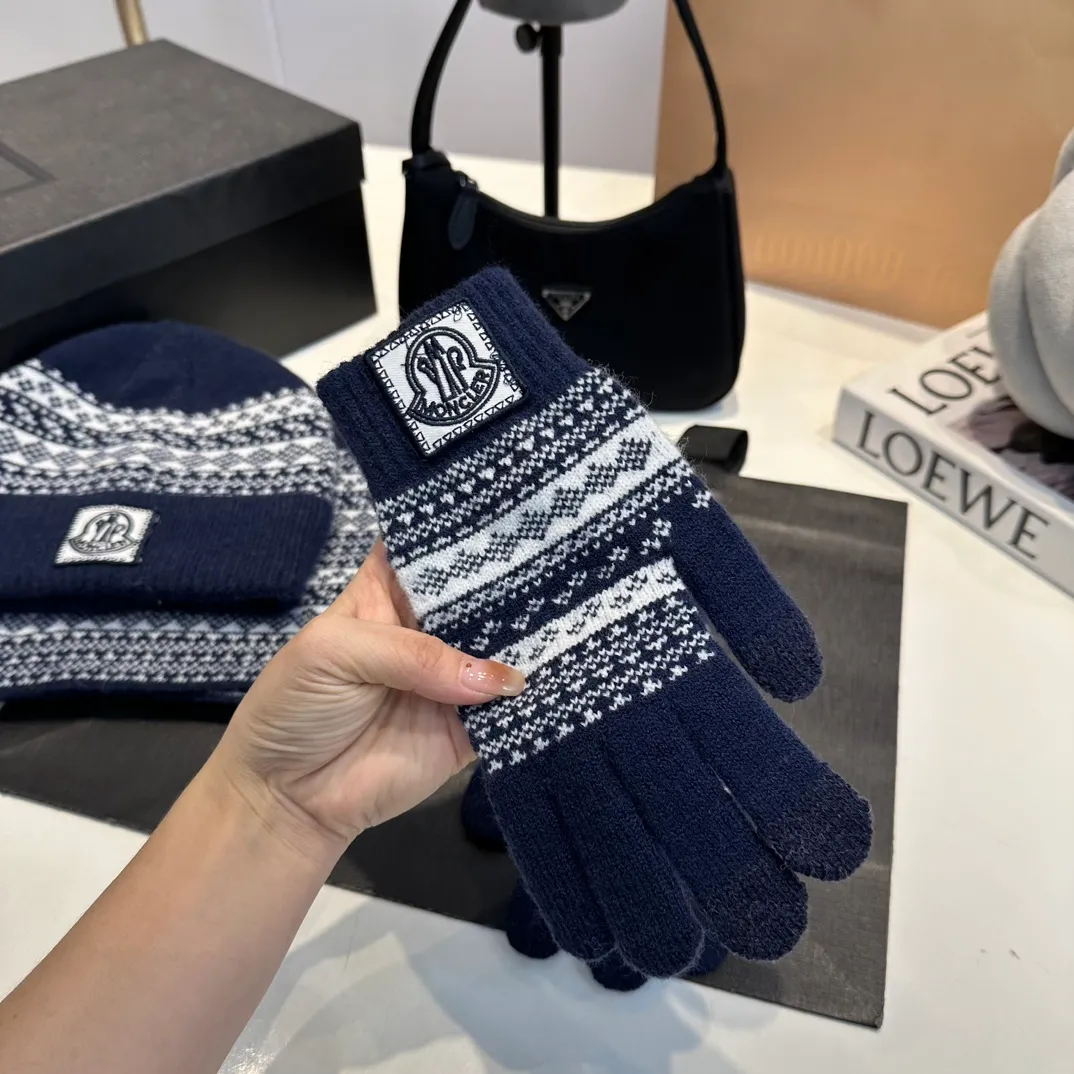 P170 Moncler Moncler 💥 Mouth three-piece set, gloves, hat, scarf, original replica. Very soft and skin-friendly, very elastic 💓 Textured and very versatile style ~ Warm, one-size-fits-all and elastic ~ Unisex, can be worn by any head size. Super quality, highly recommended