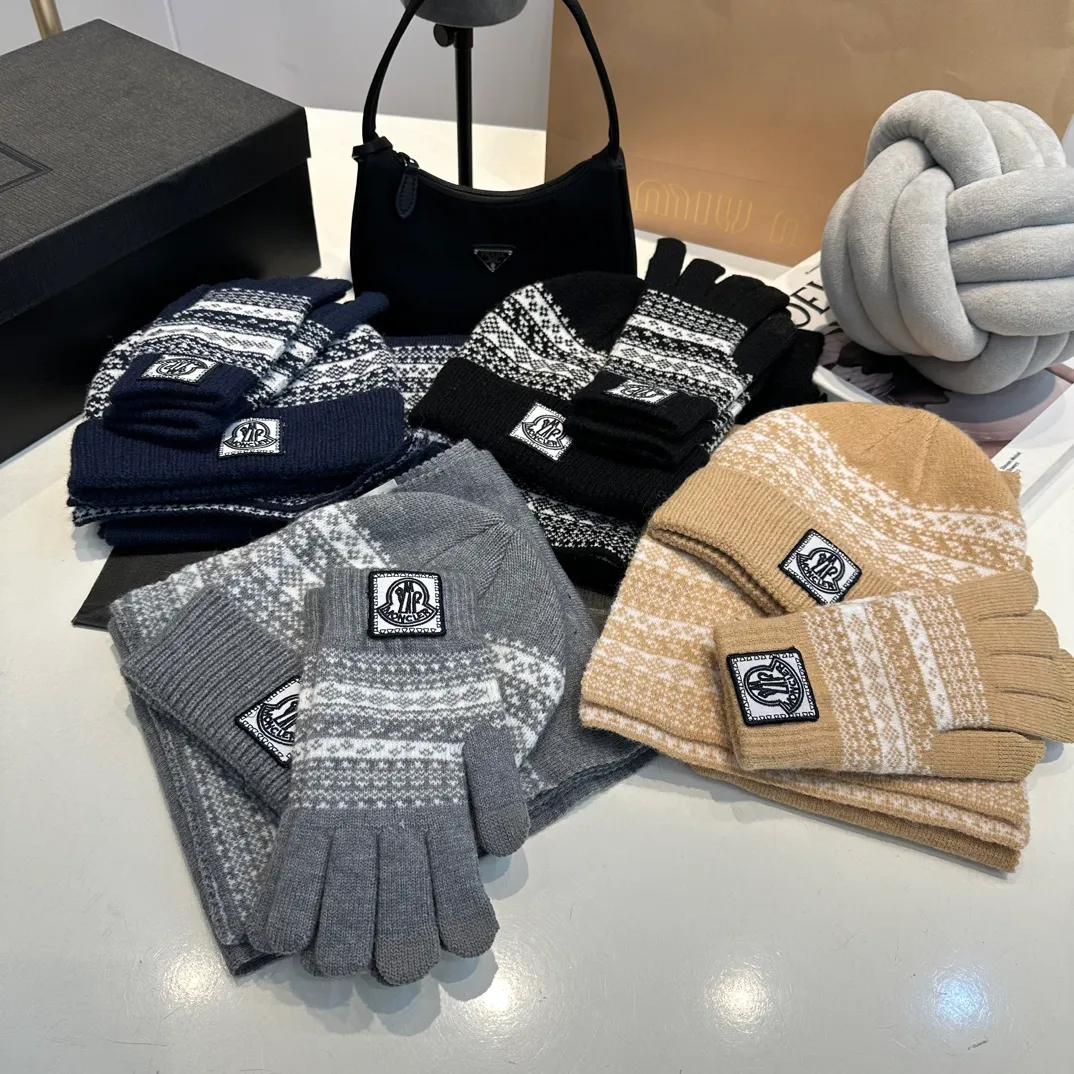 P170 Moncler Moncler 💥 Mouth three-piece set, gloves, hat, scarf, original replica. Very soft and skin-friendly, very elastic 💓 Textured and very versatile style ~ Warm, one-size-fits-all and elastic ~ Unisex, can be worn by any head size. Super quality, highly recommended